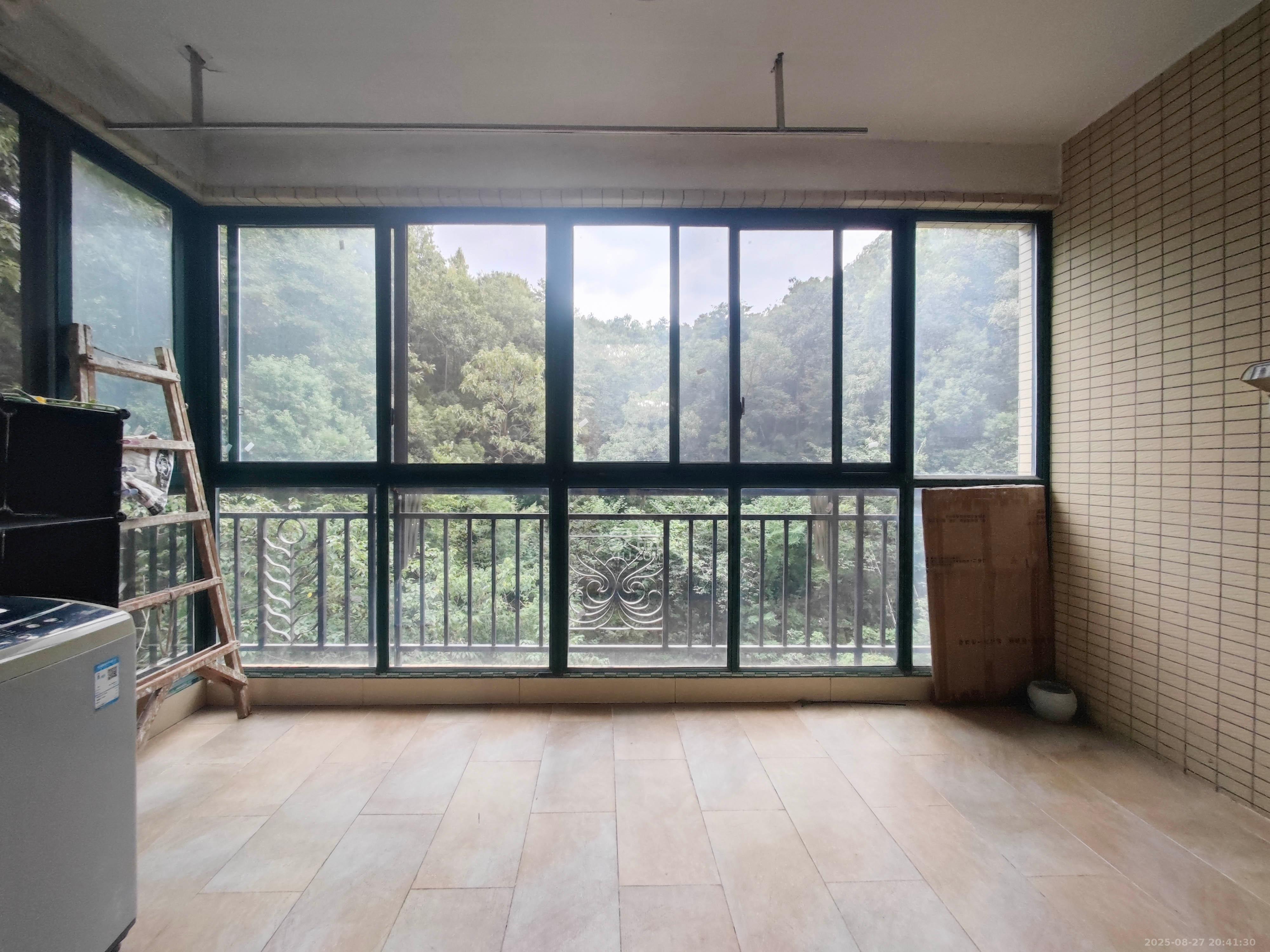 恒大城  3室2厅2卫    96.0万阳台