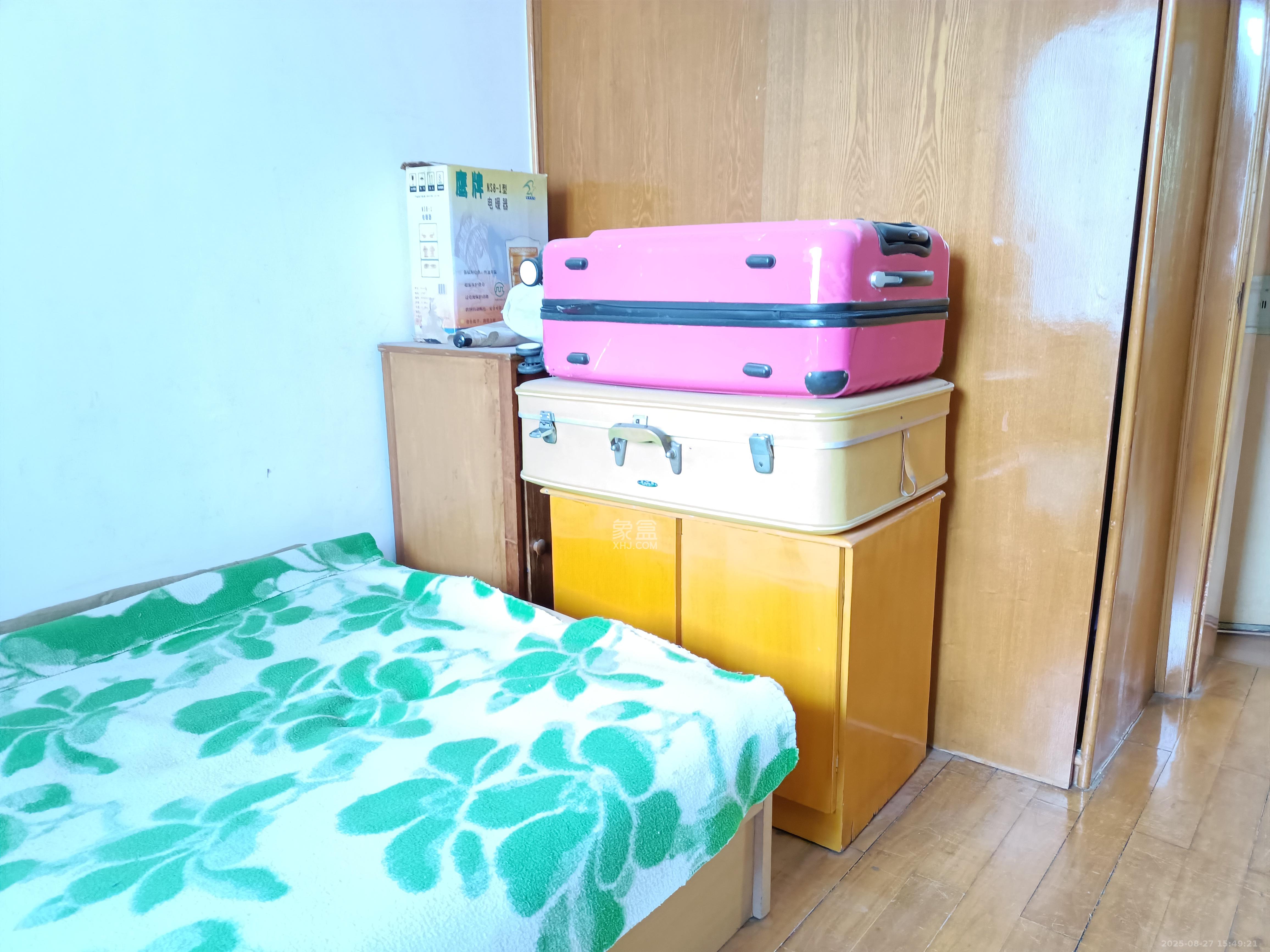 德雅路电影公司宿舍  2室2厅1卫    2000.0元/月 德雅路电影公司宿舍  2室2厅1卫    2000.0元/月室内图1