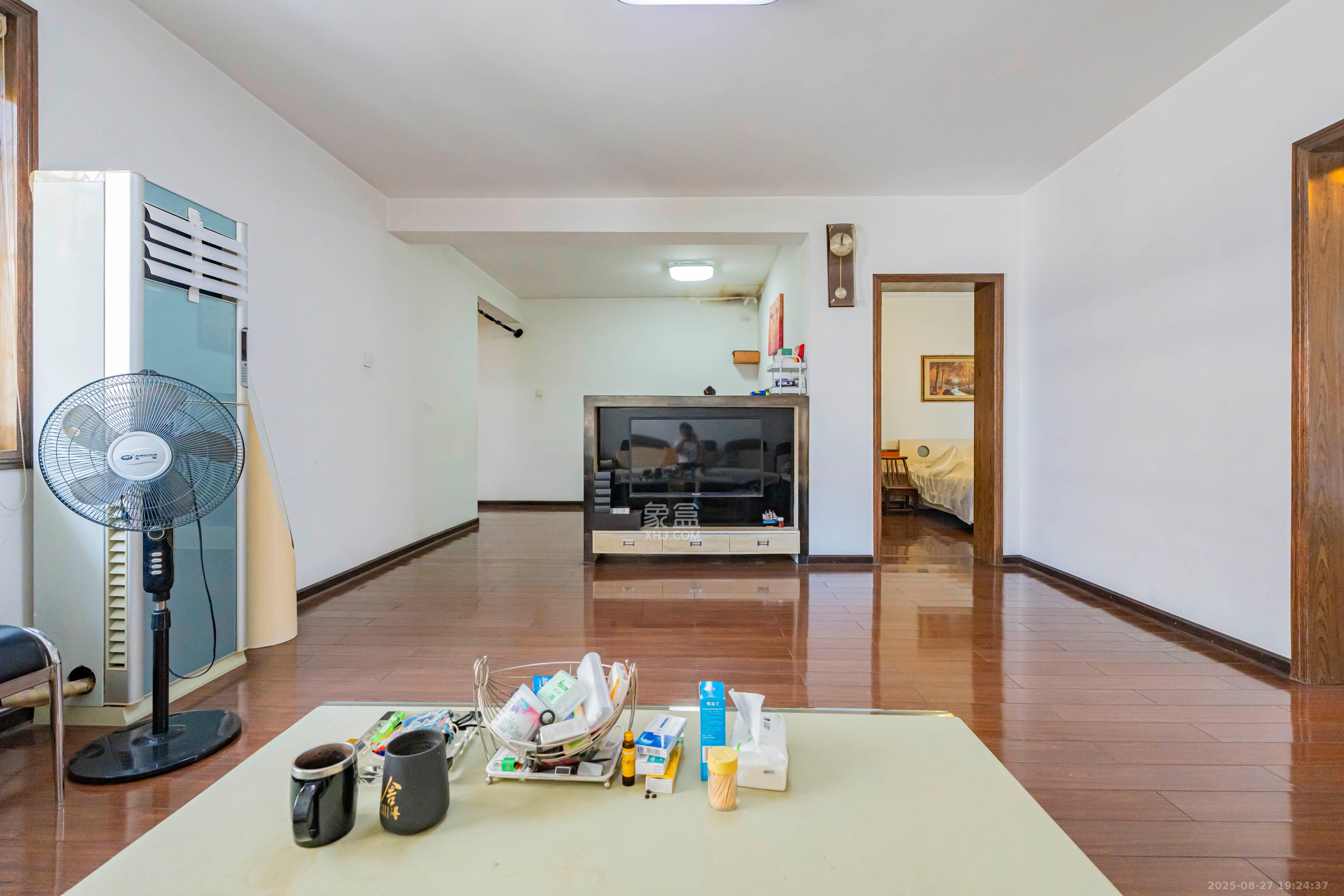 金帆小区 2室2厅1卫 50.0万 金帆小区 2室2厅1卫 50.0万客厅