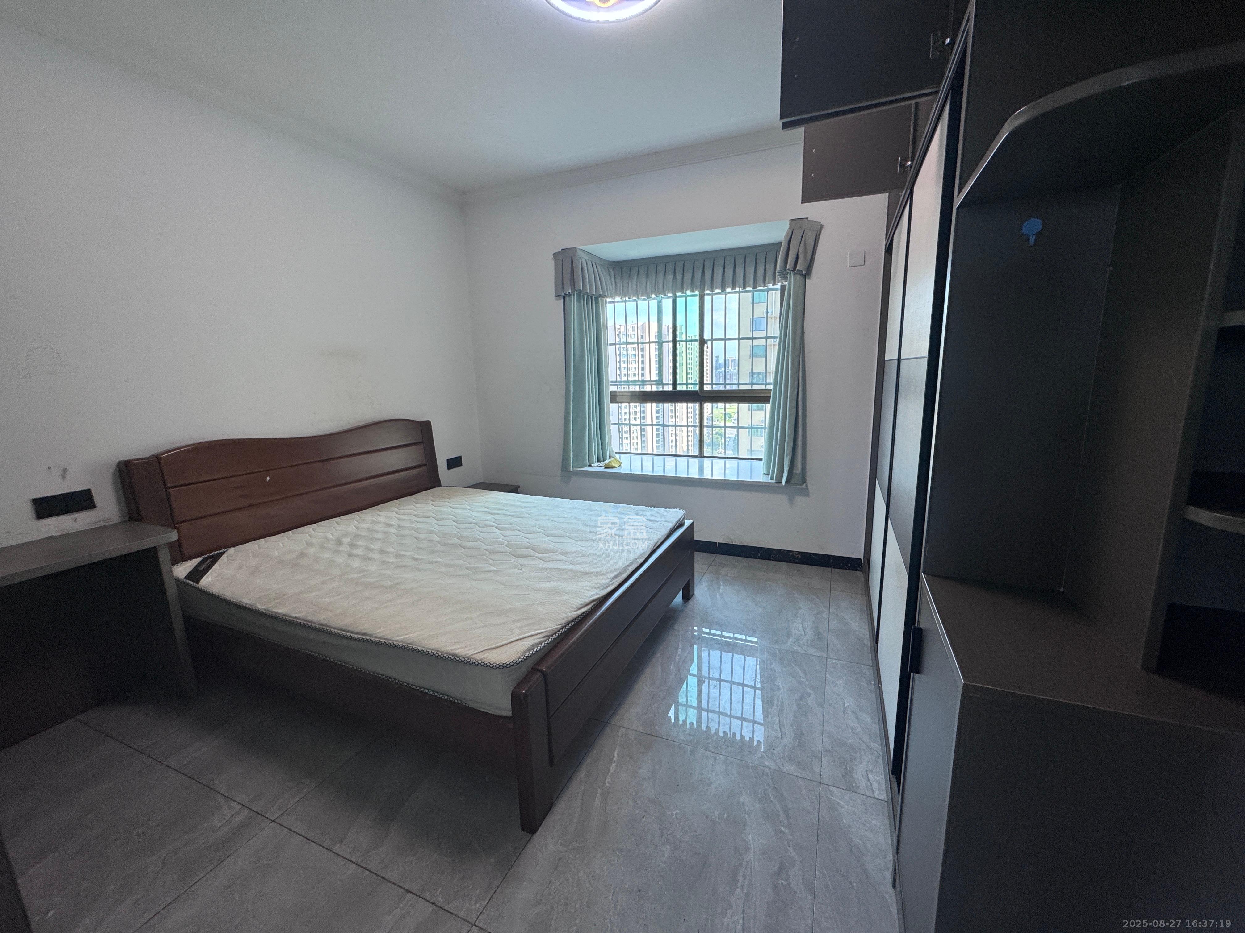 鄱阳佳郡 3室2厅2卫 2300.0元/月 鄱阳佳郡 3室2厅2卫 2300.0元/月室内图