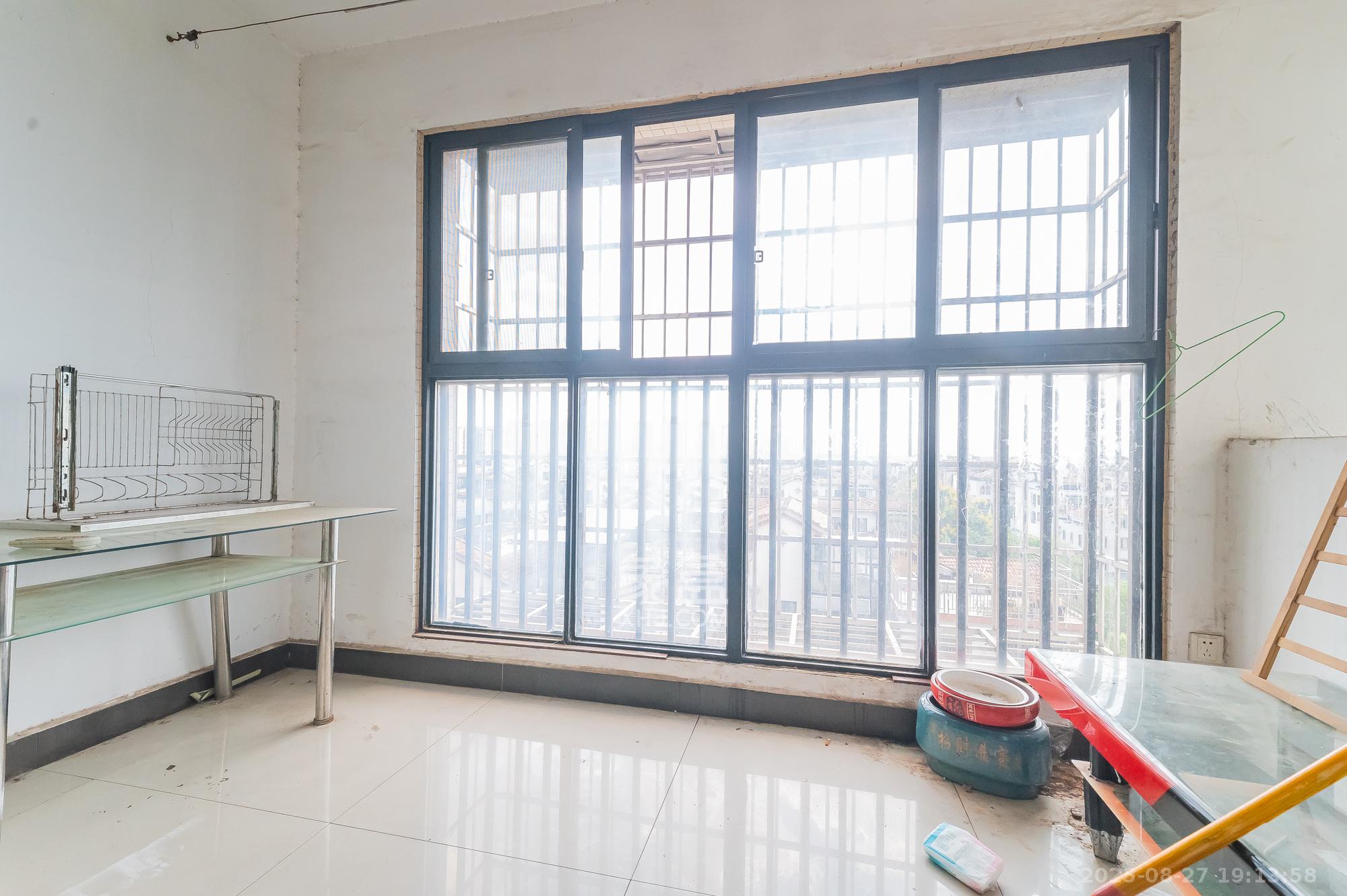 鹏基诺亚山林  3室2厅2卫    91.8万 鹏基诺亚山林  3室2厅2卫    91.8万阳台