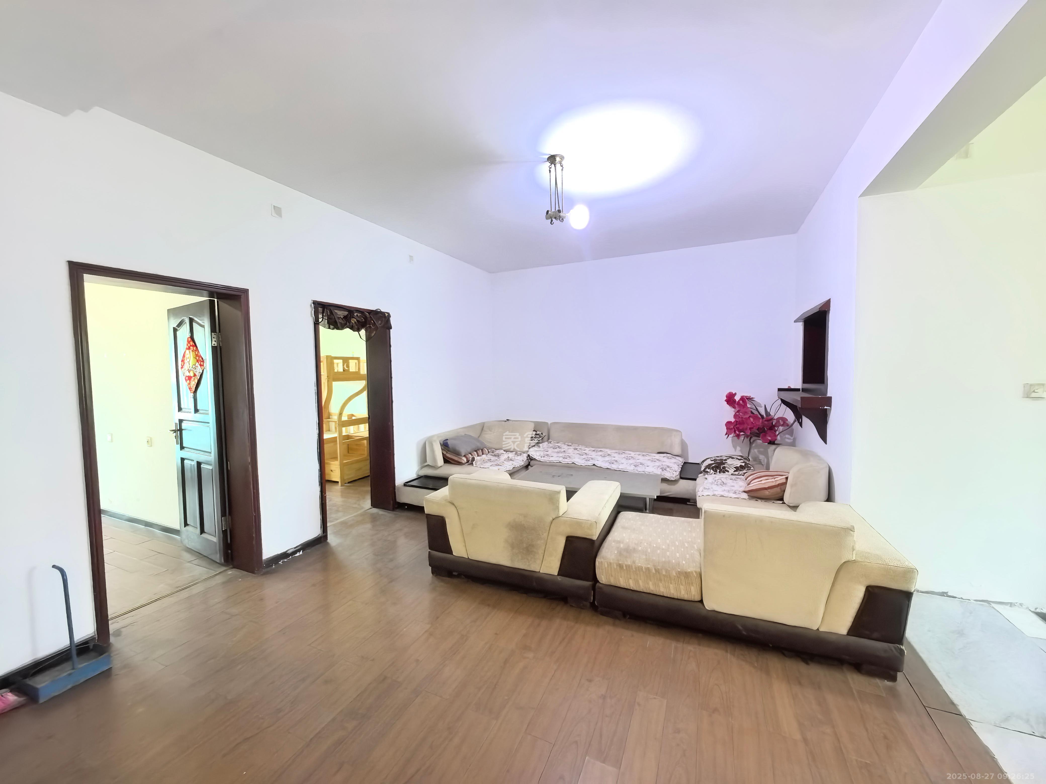 中南汽车世界 3室2厅1卫 1100.0元/月 中南汽车世界 3室2厅1卫 1100.0元/月室内图