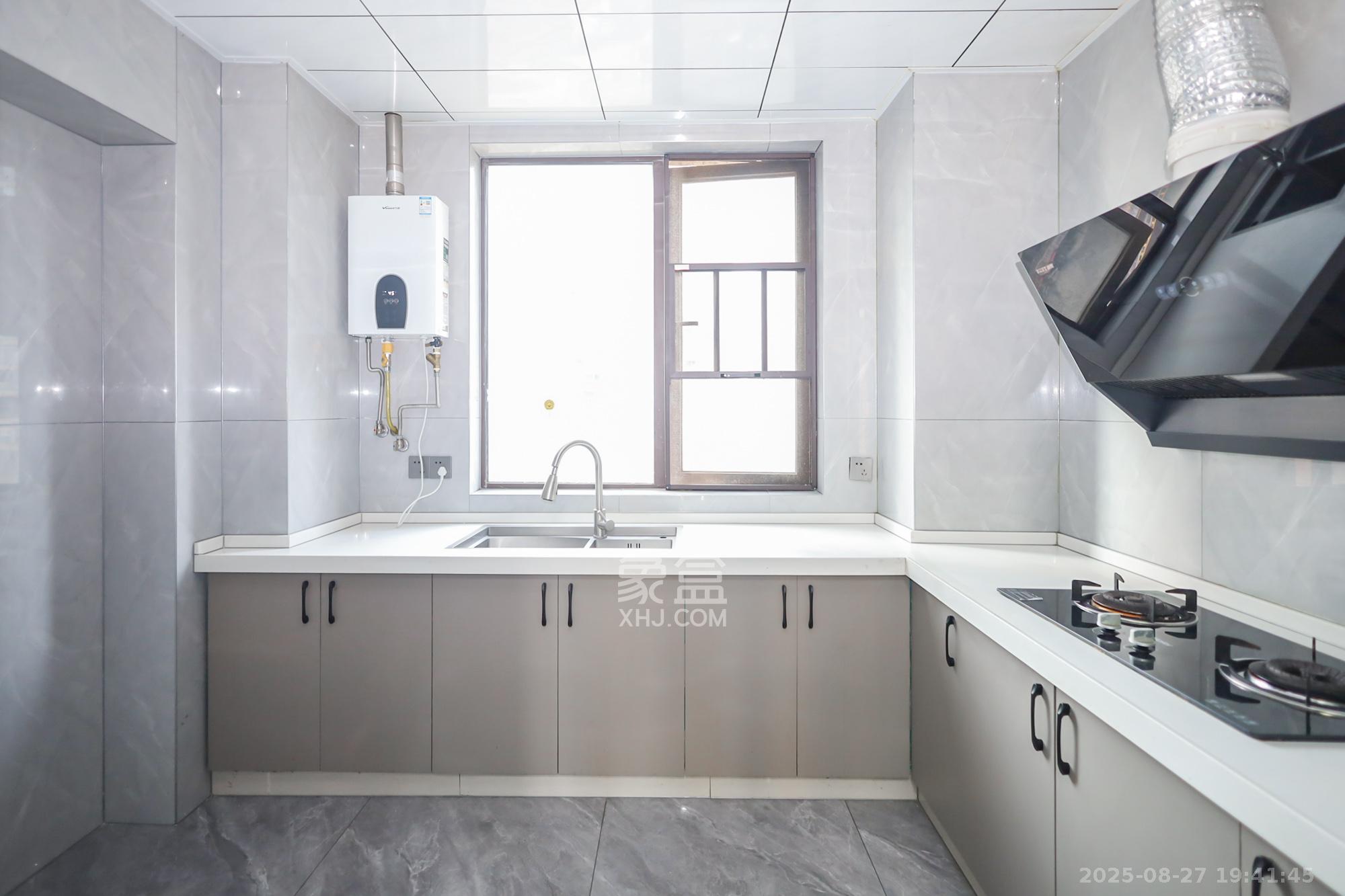 保利西海岸A区  4室2厅2卫    208.0万 保利西海岸A区  4室2厅2卫    208.0万厨房