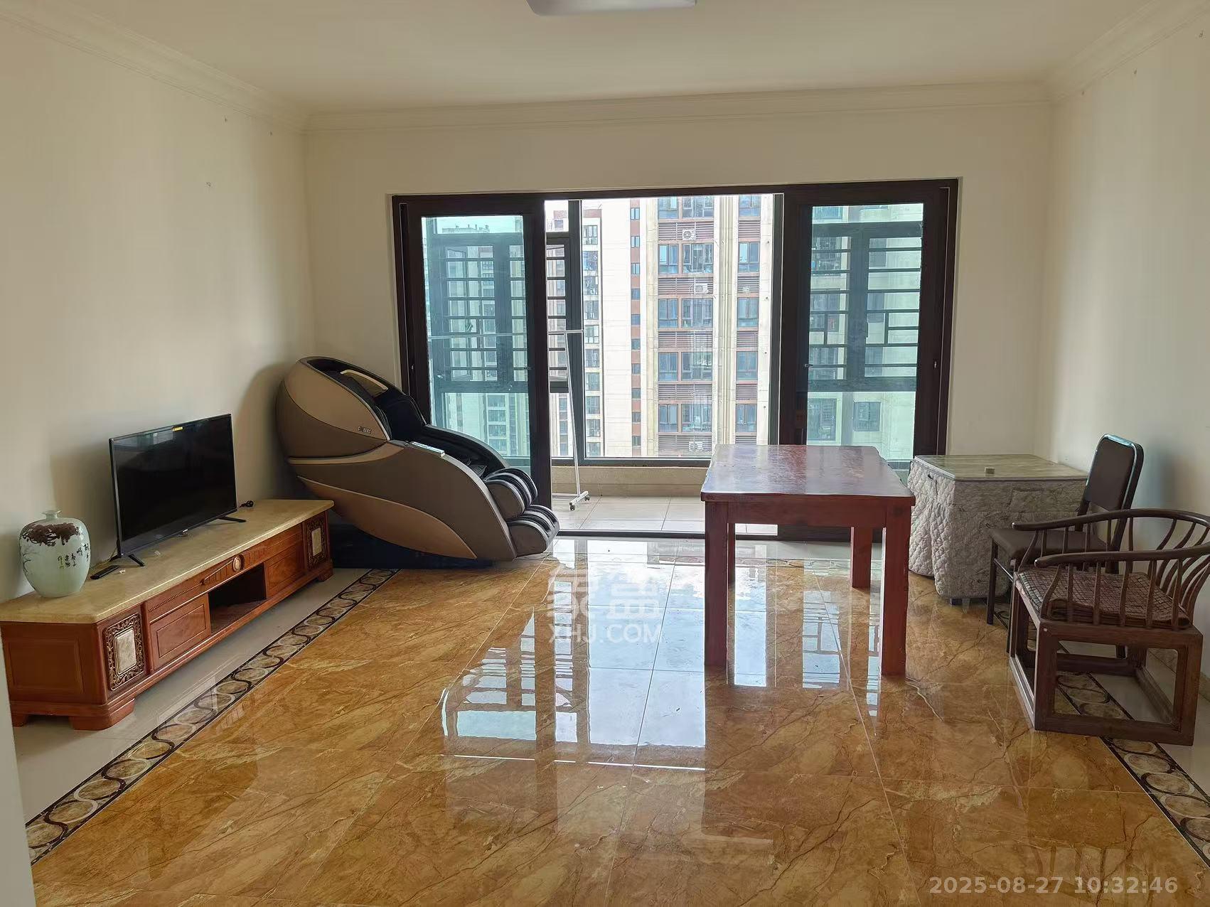 碧桂园高尔夫花园  4室2厅2卫    2400.0元/月 碧桂园高尔夫花园  4室2厅2卫    2400.0元/月室内图