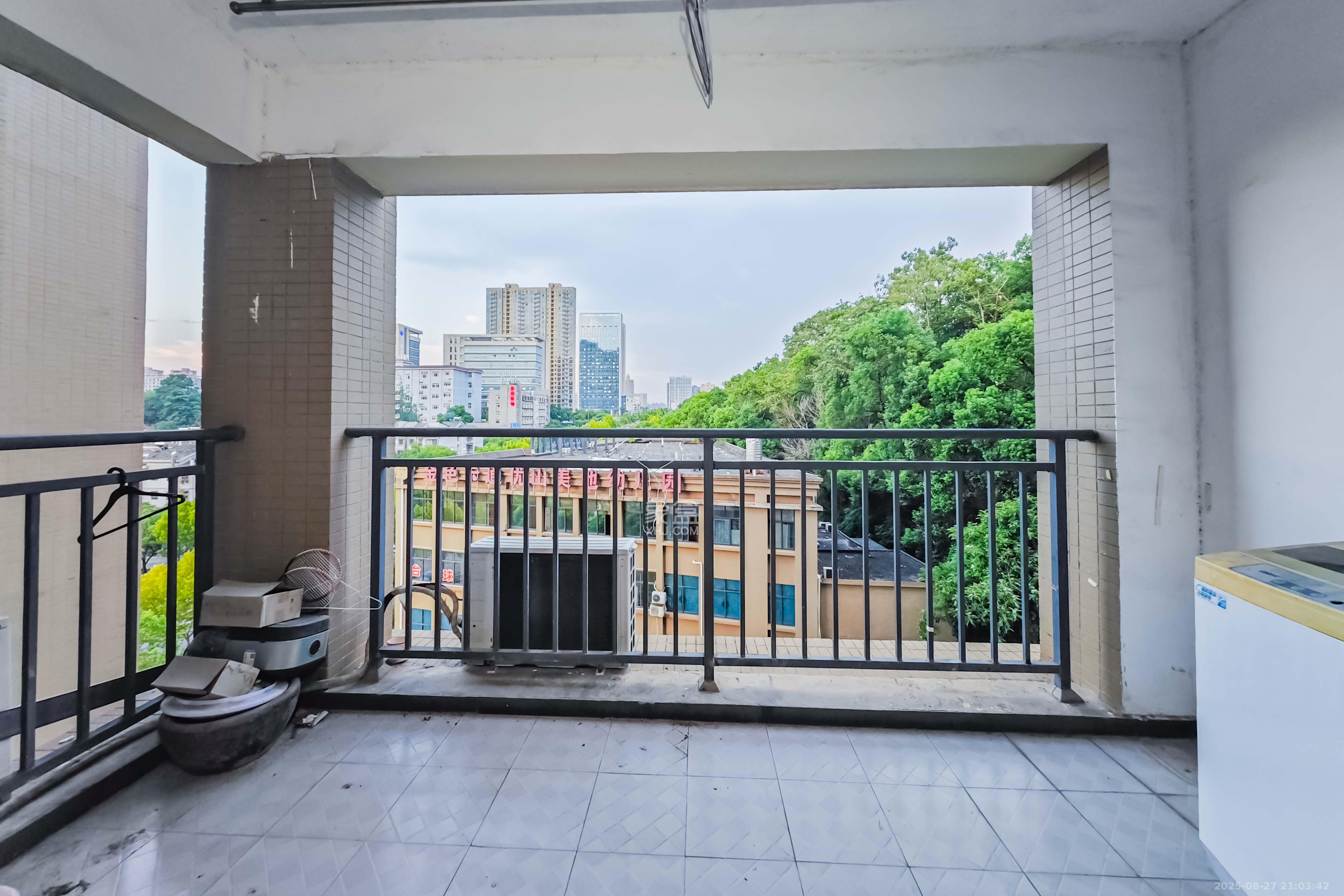 优山美地  3室2厅2卫   95.00万其他