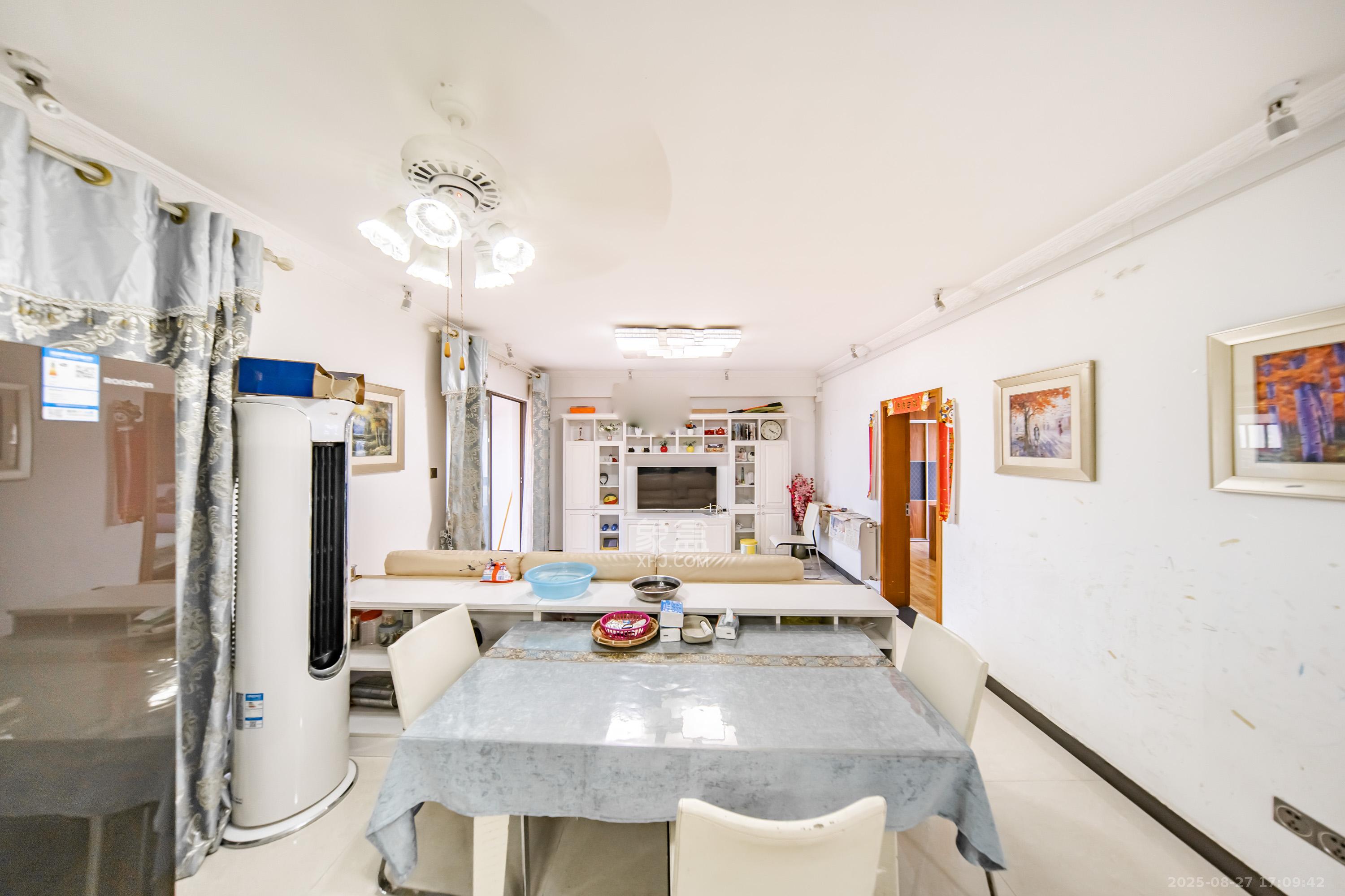 合能洋湖公馆  3室2厅2卫    96.0万 合能洋湖公馆  3室2厅2卫    96.0万客厅