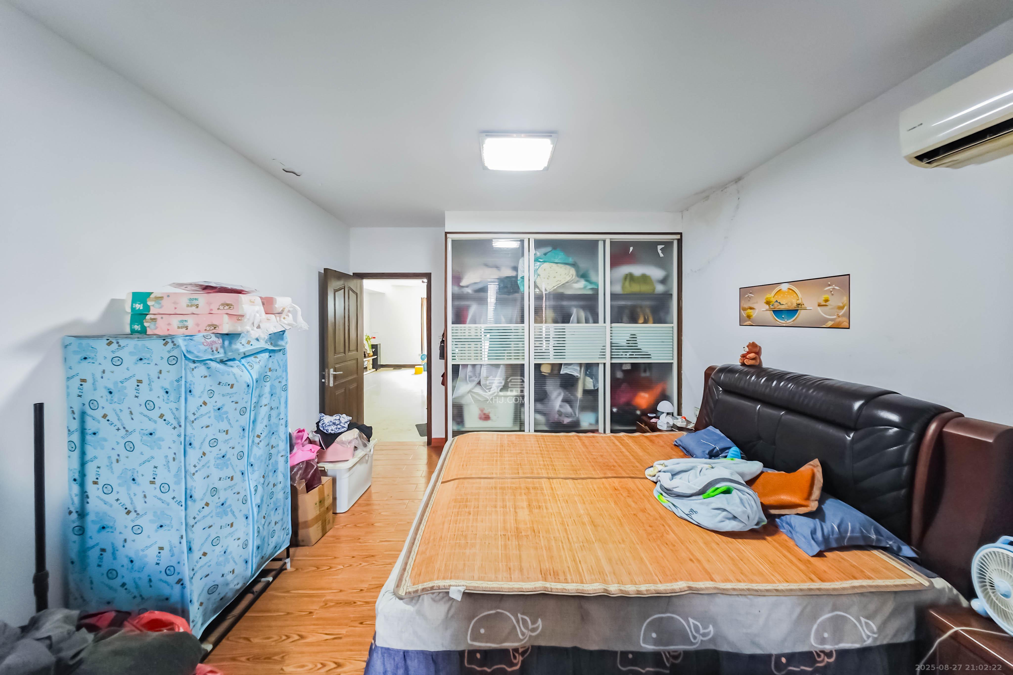 新星小区  5室2厅2卫   65.00万卧室