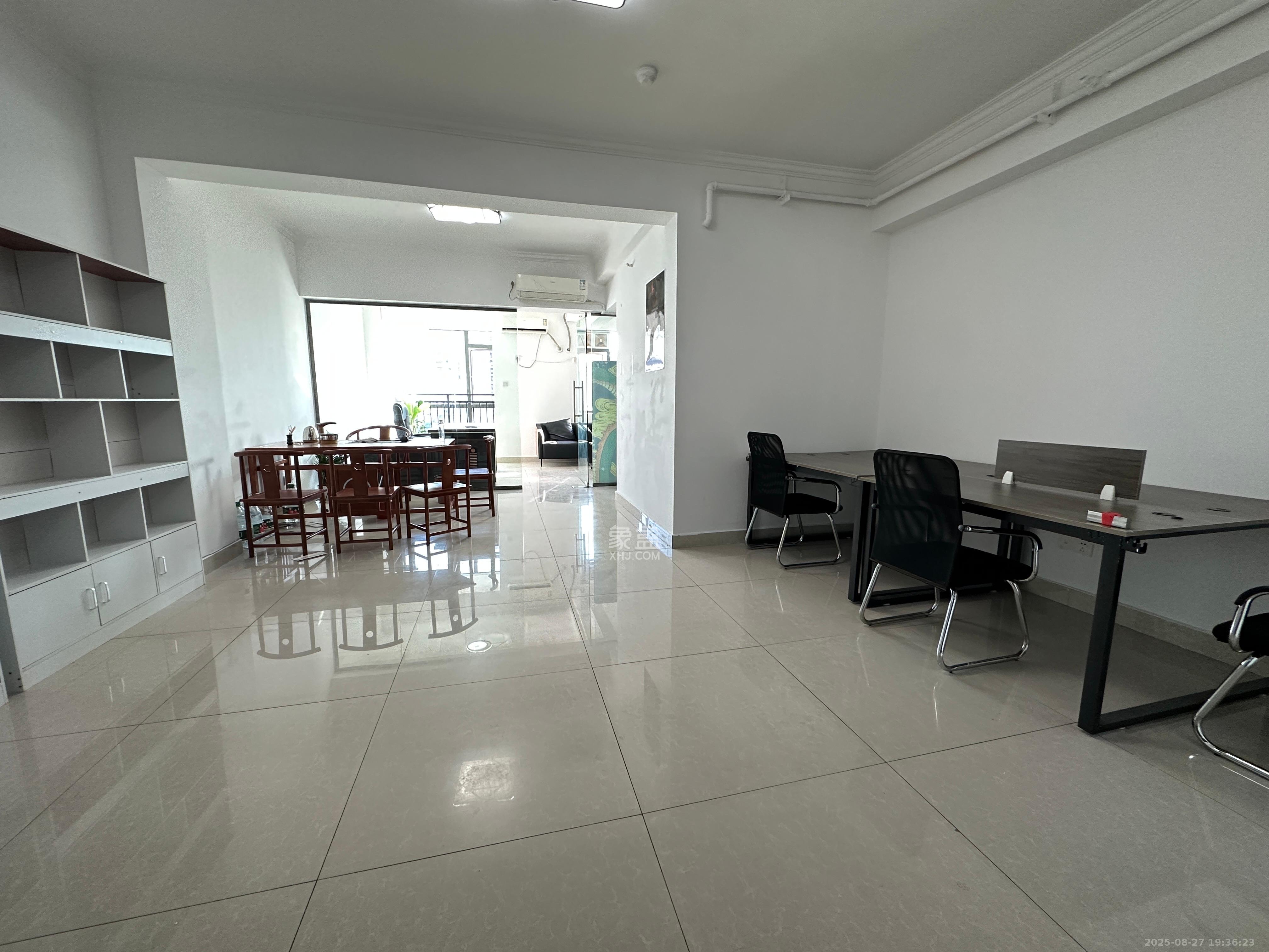 长房中庭国际(东郡华蓉广场) 1室2厅1卫 3600.0元/月 长房中庭国际(东郡华蓉广场) 1室2厅1卫 3600.0元/月室内图