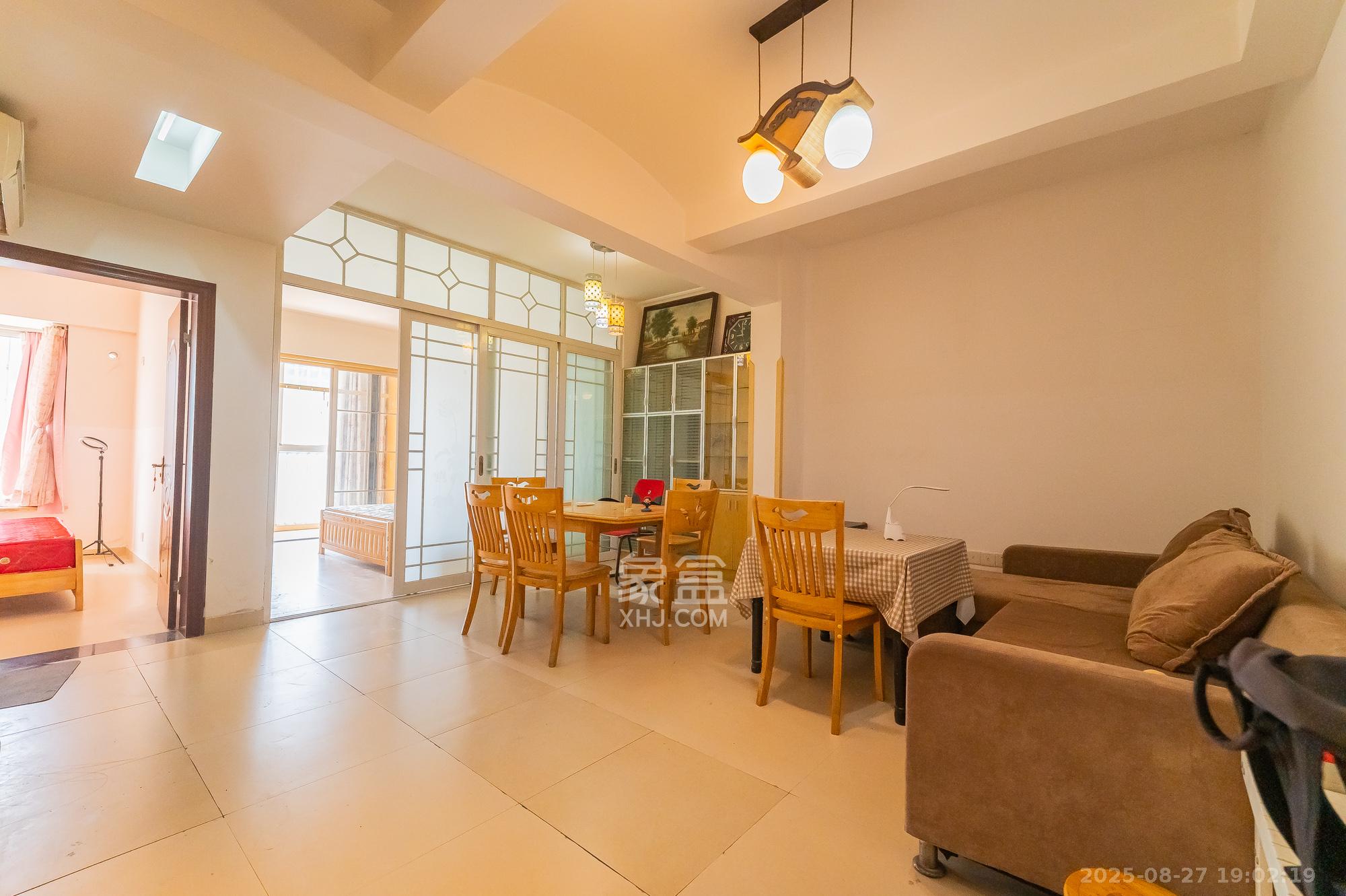 开源鑫景  4室2厅2卫    98.0万 开源鑫景  4室2厅2卫    98.0万客厅