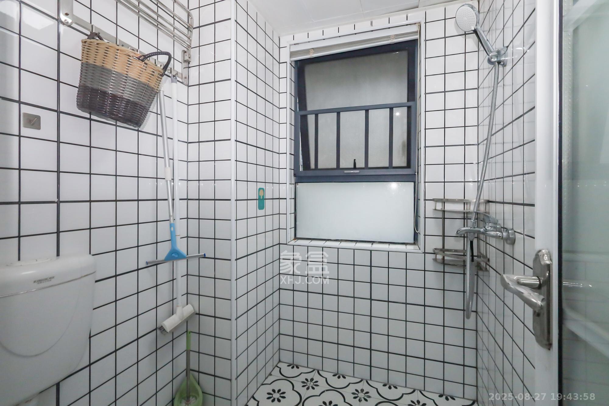 奥克斯广场  3室2厅2卫   130.00万卫生间