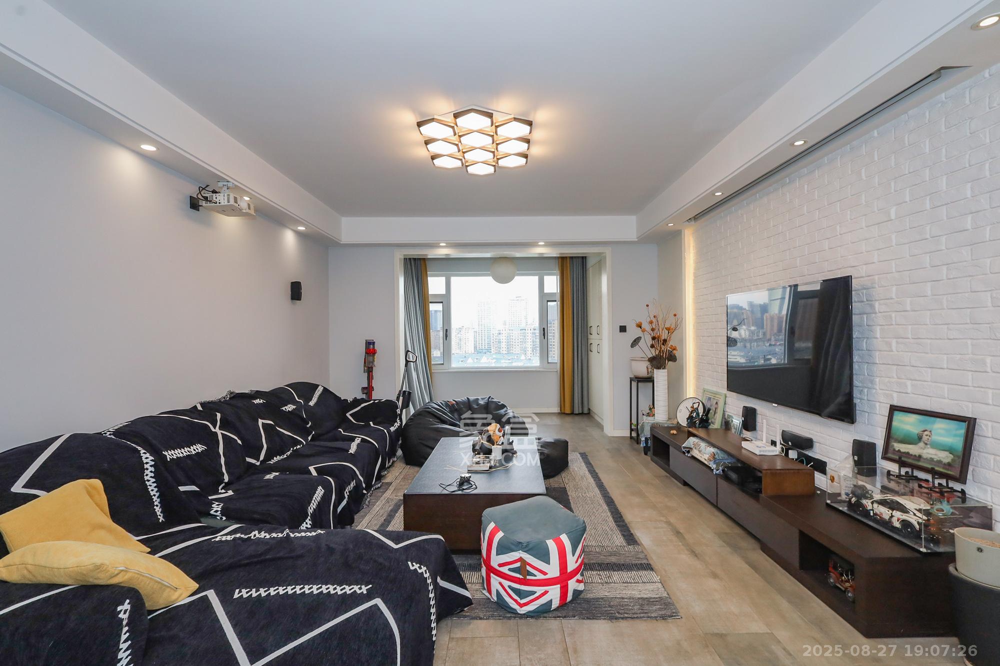 八方小区C区  1室0厅0卫    435.0万客厅