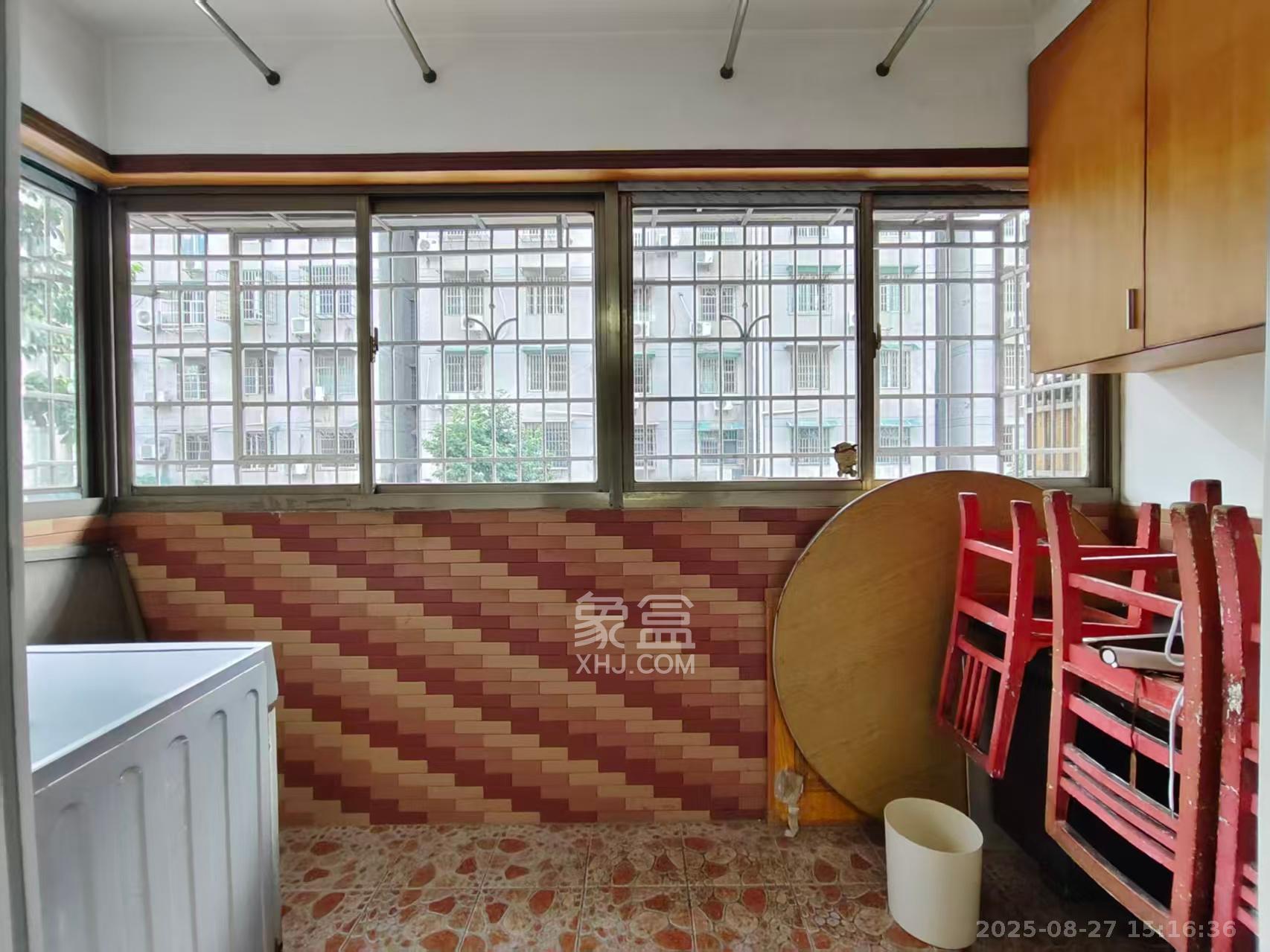 新桥小区  3室2厅2卫    2200.0元/月室内图