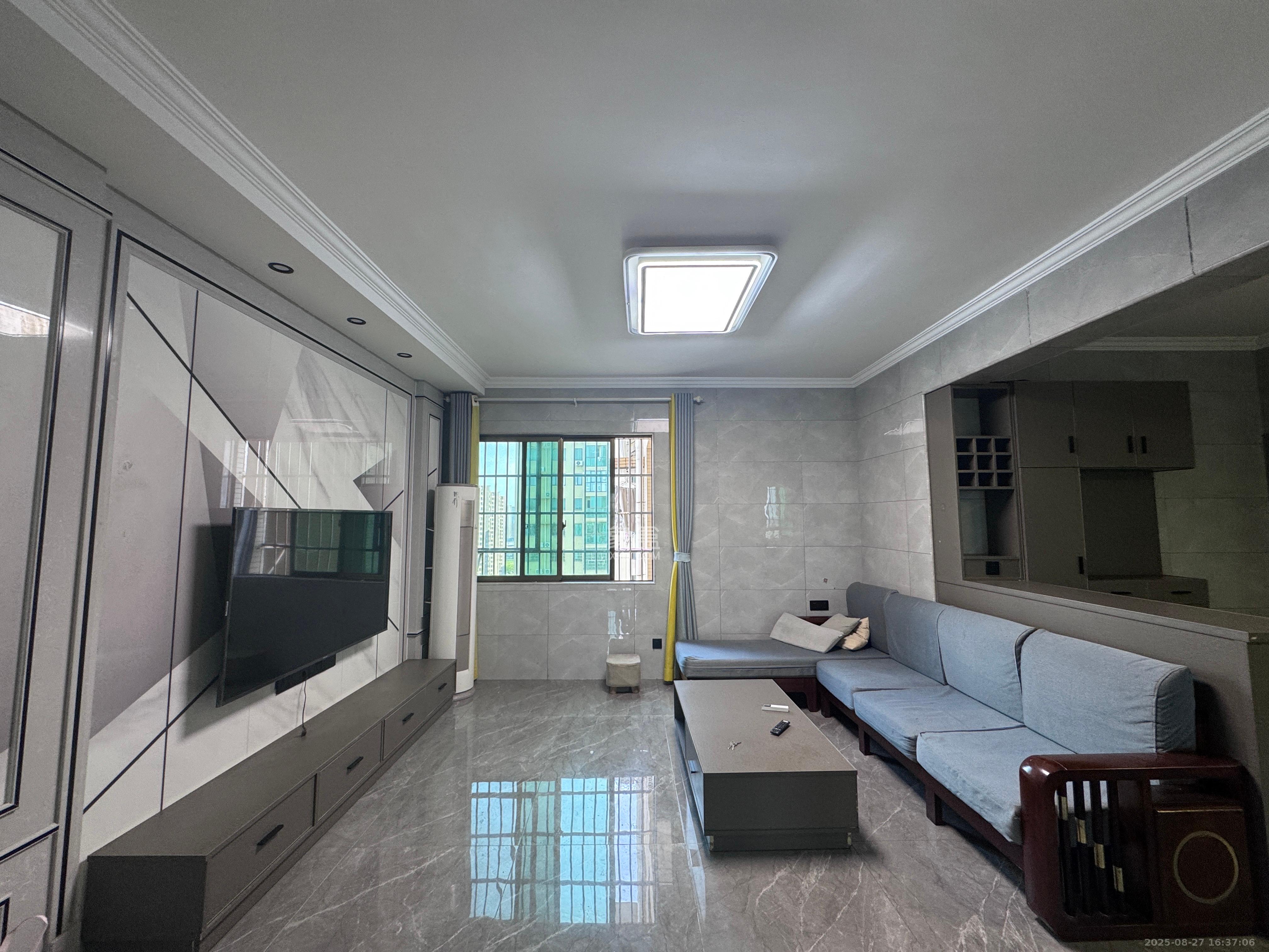 鄱阳佳郡 3室2厅2卫 2300.0元/月 鄱阳佳郡 3室2厅2卫 2300.0元/月室内图