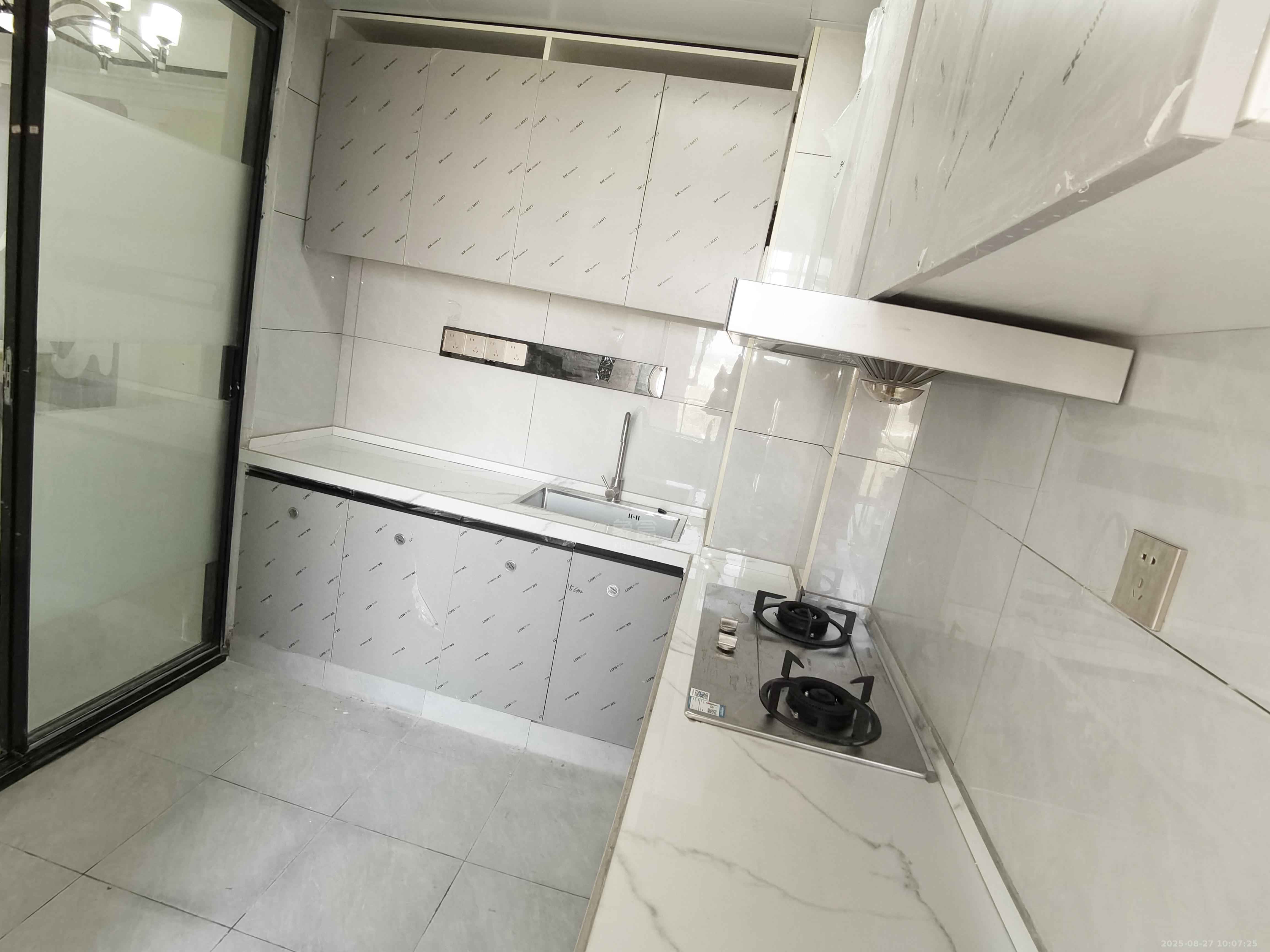 华晨藏龙湾  3室2厅2卫   1800.00元/月室内图