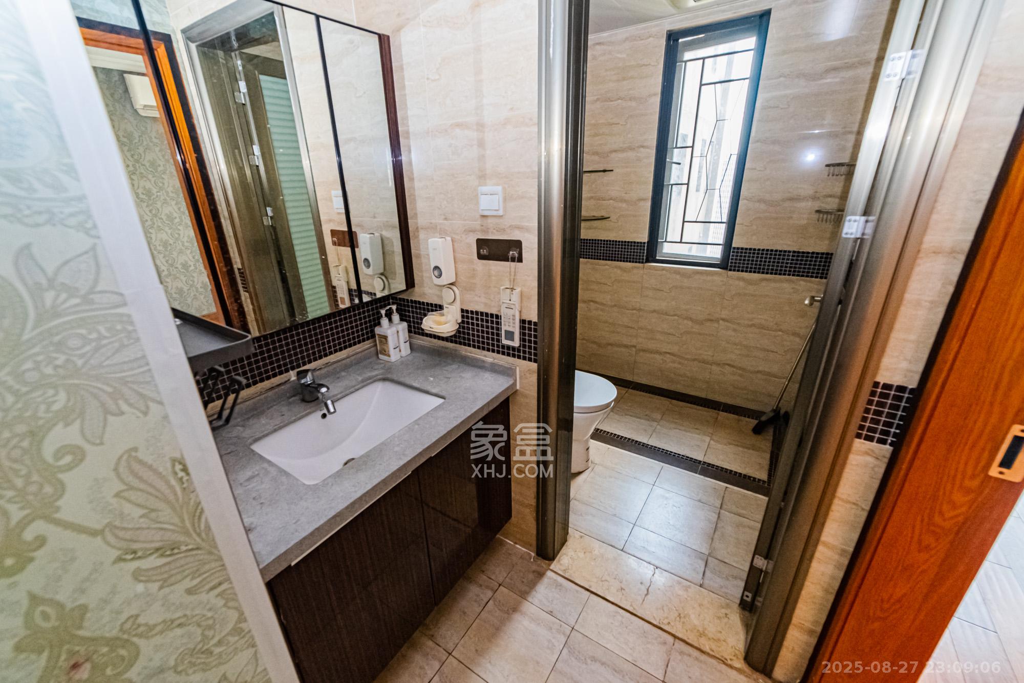 万科城  4室2厅2卫    115.0万卫生间