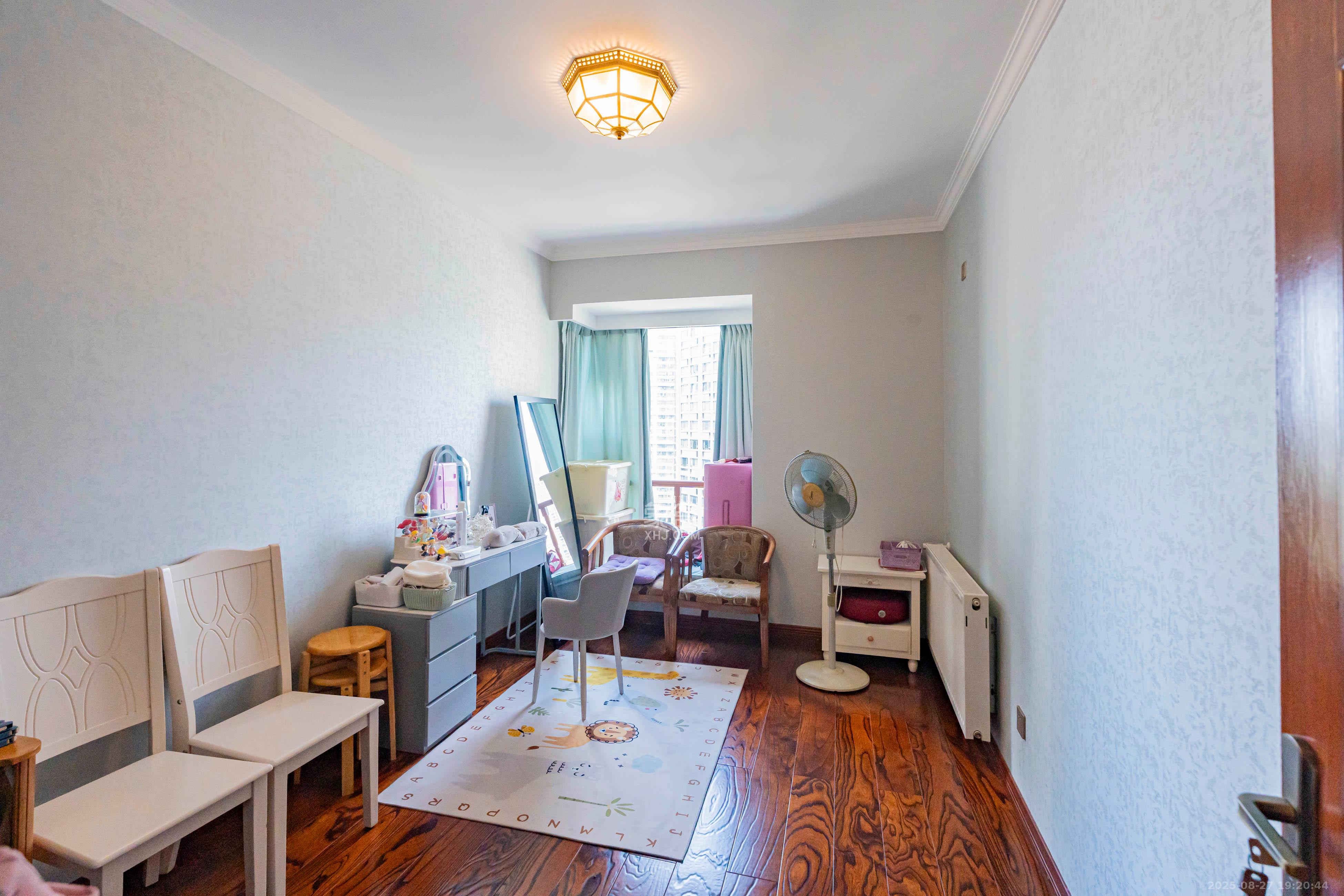 藏珑湖上国际花园  3室2厅1卫    155.0万 藏珑湖上国际花园  3室2厅1卫    155.0万卧室