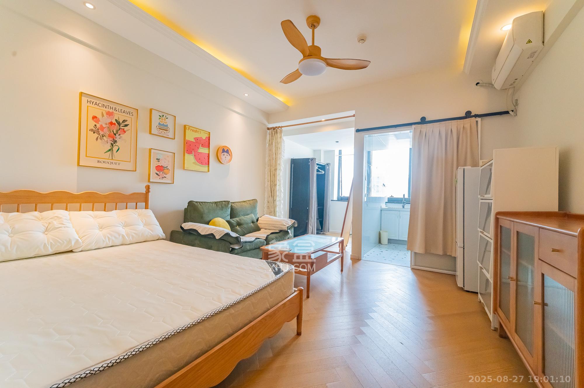 未来漫城  1室1厅1卫    32.8万 未来漫城  1室1厅1卫    32.8万客厅