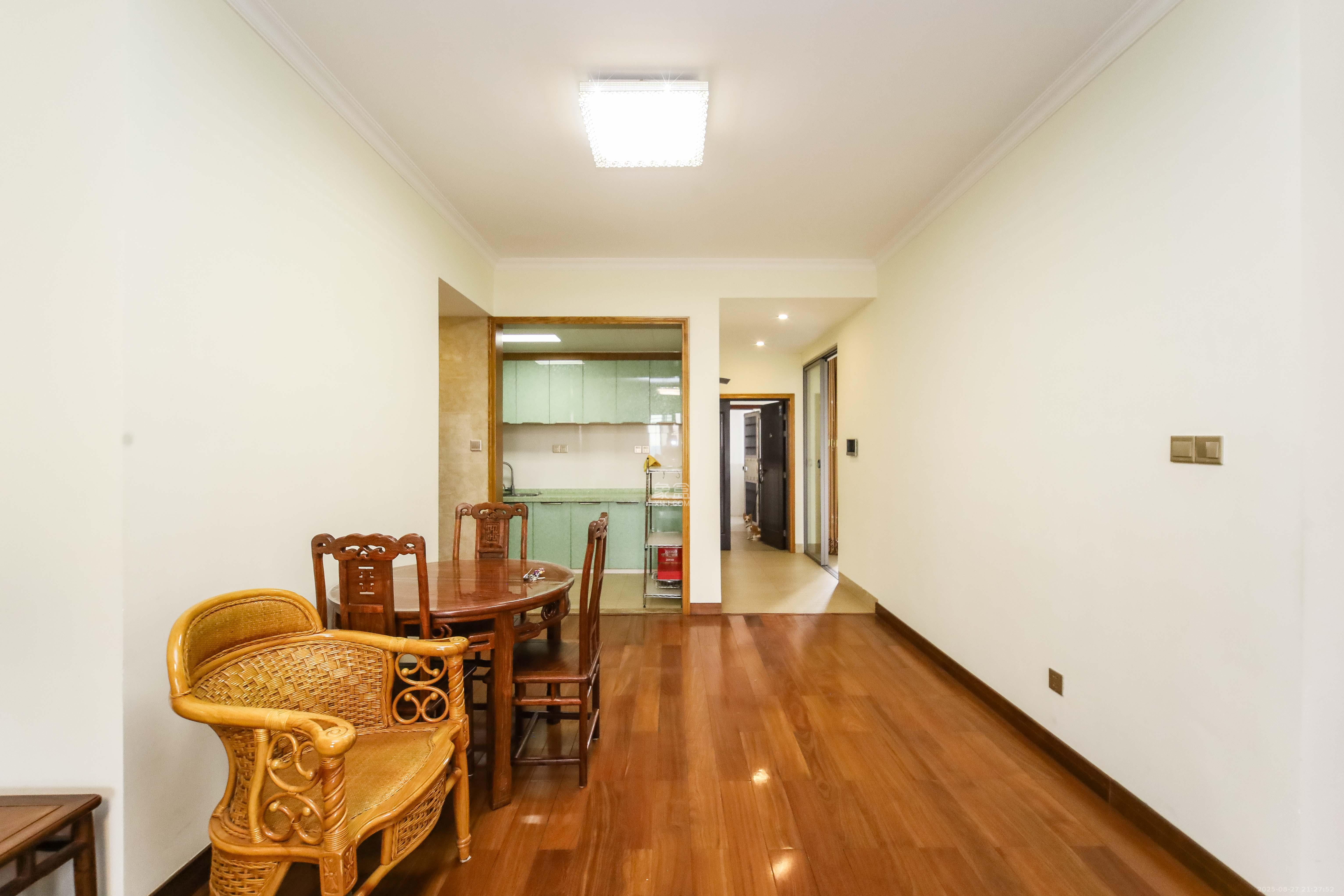 崇文阁(省教育厅宿舍) 4室2厅2卫 130.0万 崇文阁(省教育厅宿舍) 4室2厅2卫 130.0万客厅