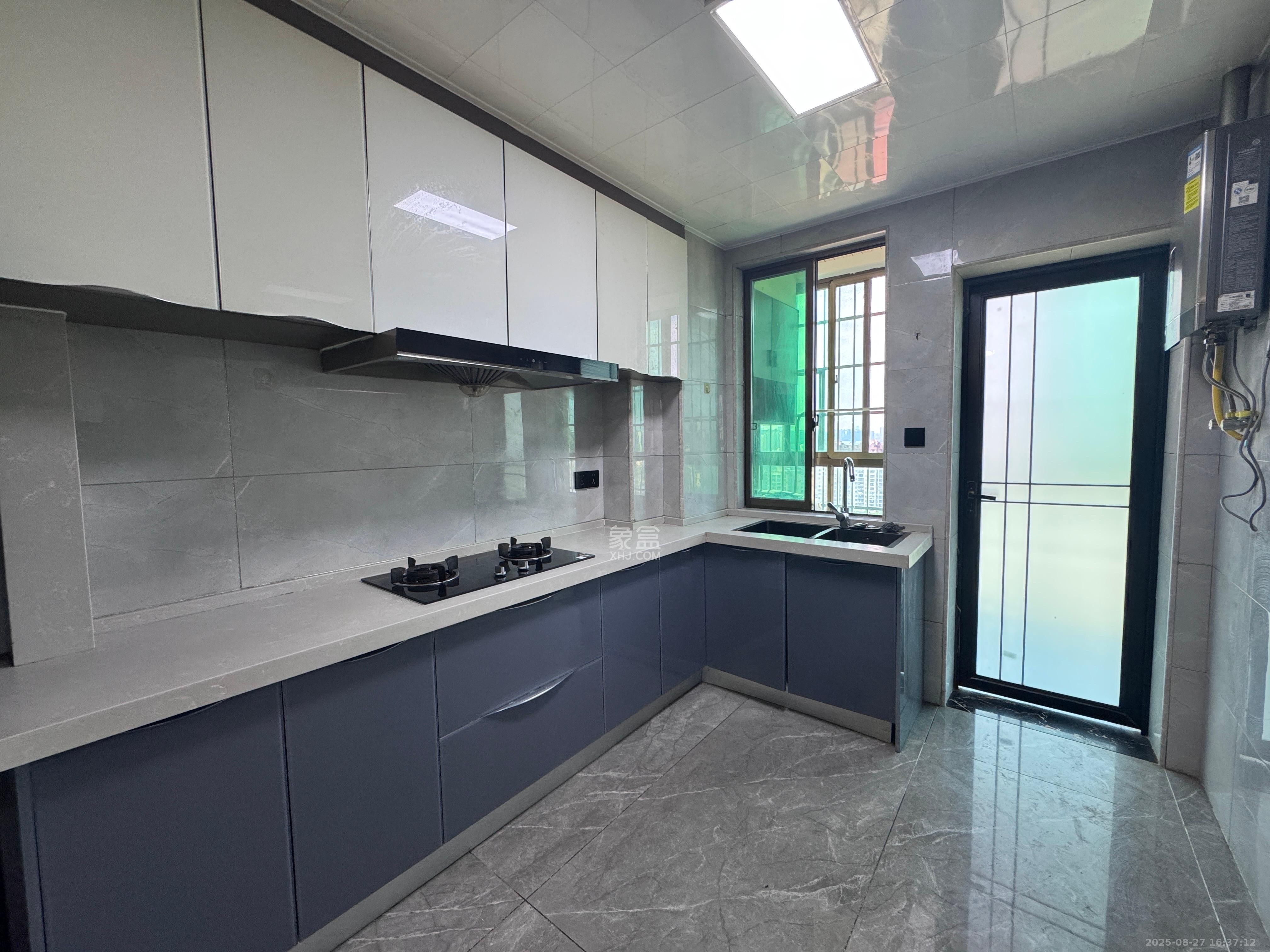 鄱阳佳郡 3室2厅2卫 2300.0元/月 鄱阳佳郡 3室2厅2卫 2300.0元/月室内图