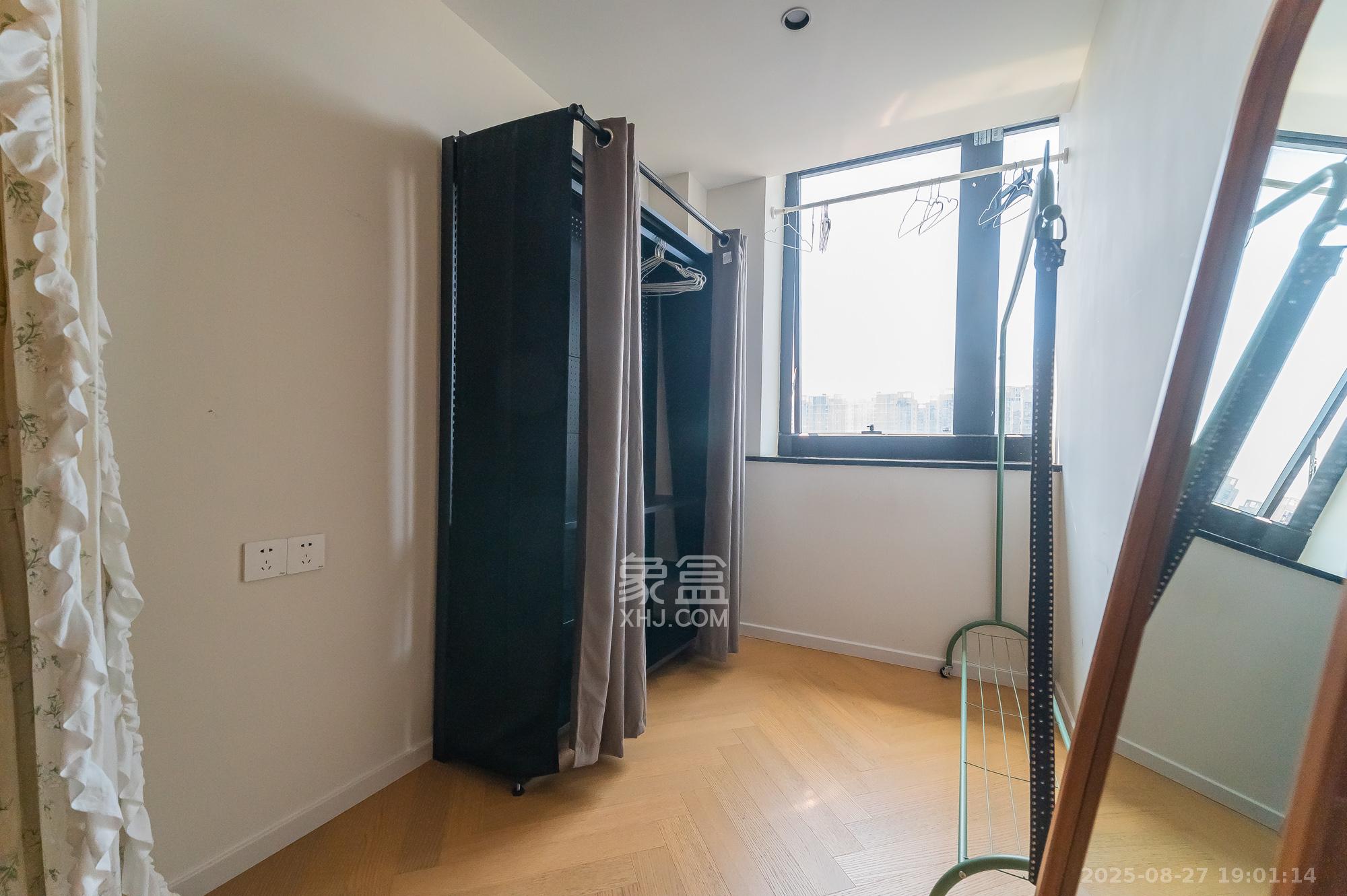 未来漫城  1室1厅1卫    32.8万 未来漫城  1室1厅1卫    32.8万阳台