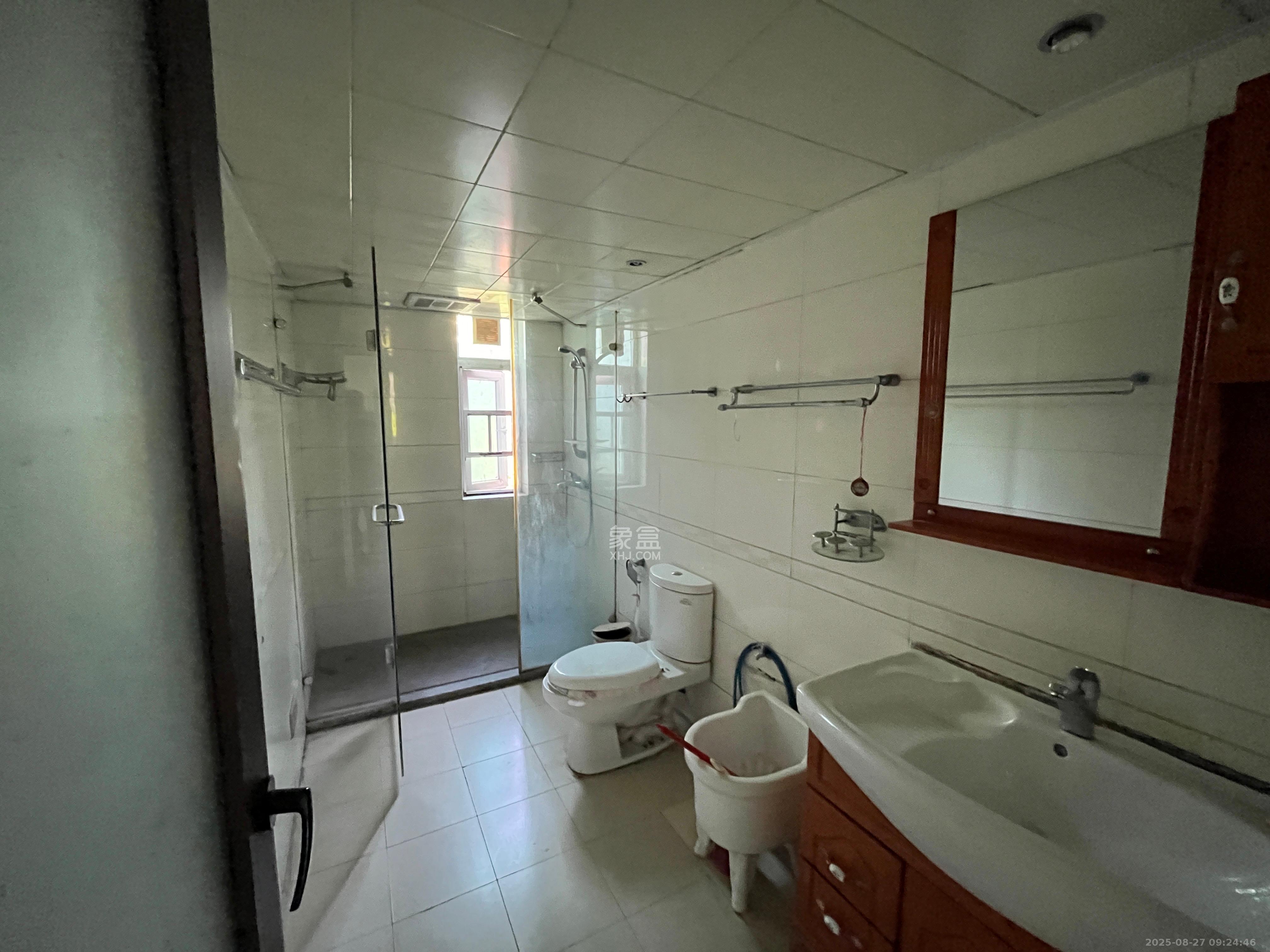 珠江花城一期桂苑  3室2厅1卫    2400.0元/月 珠江花城一期桂苑  3室2厅1卫    2400.0元/月室内图