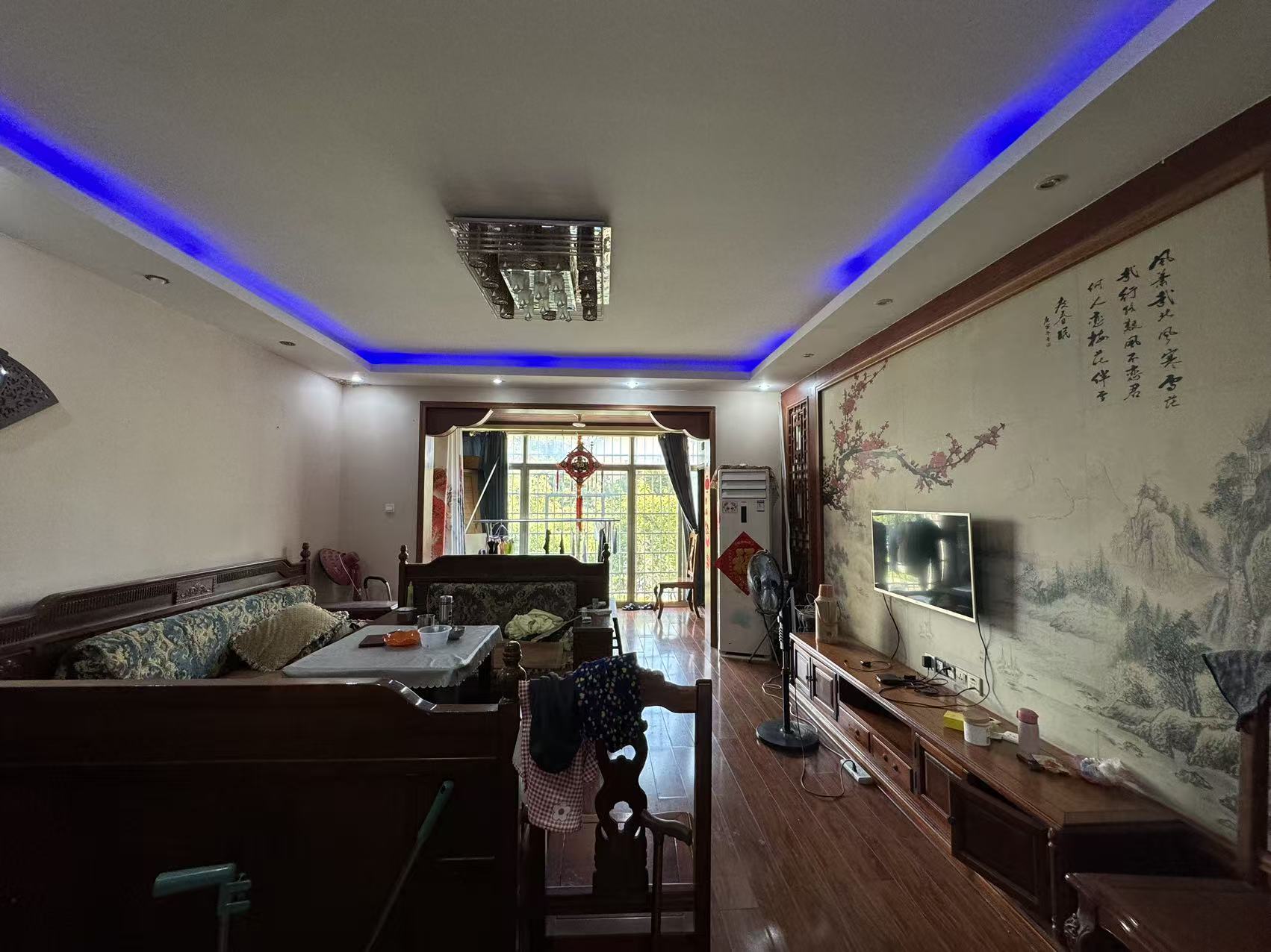 南风苑  4室2厅2卫    100.0万客厅