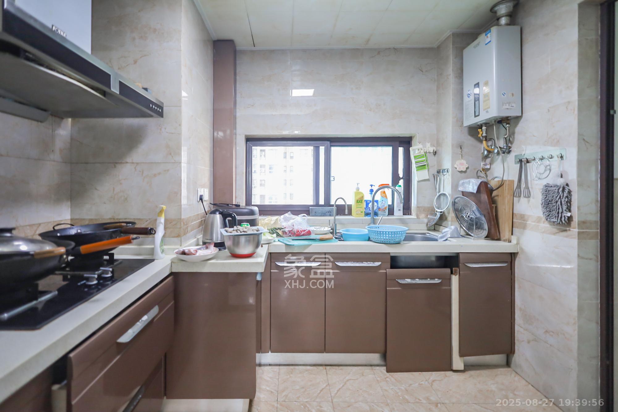 绿地中央广场  3室2厅1卫    145.0万 绿地中央广场  3室2厅1卫    145.0万厨房