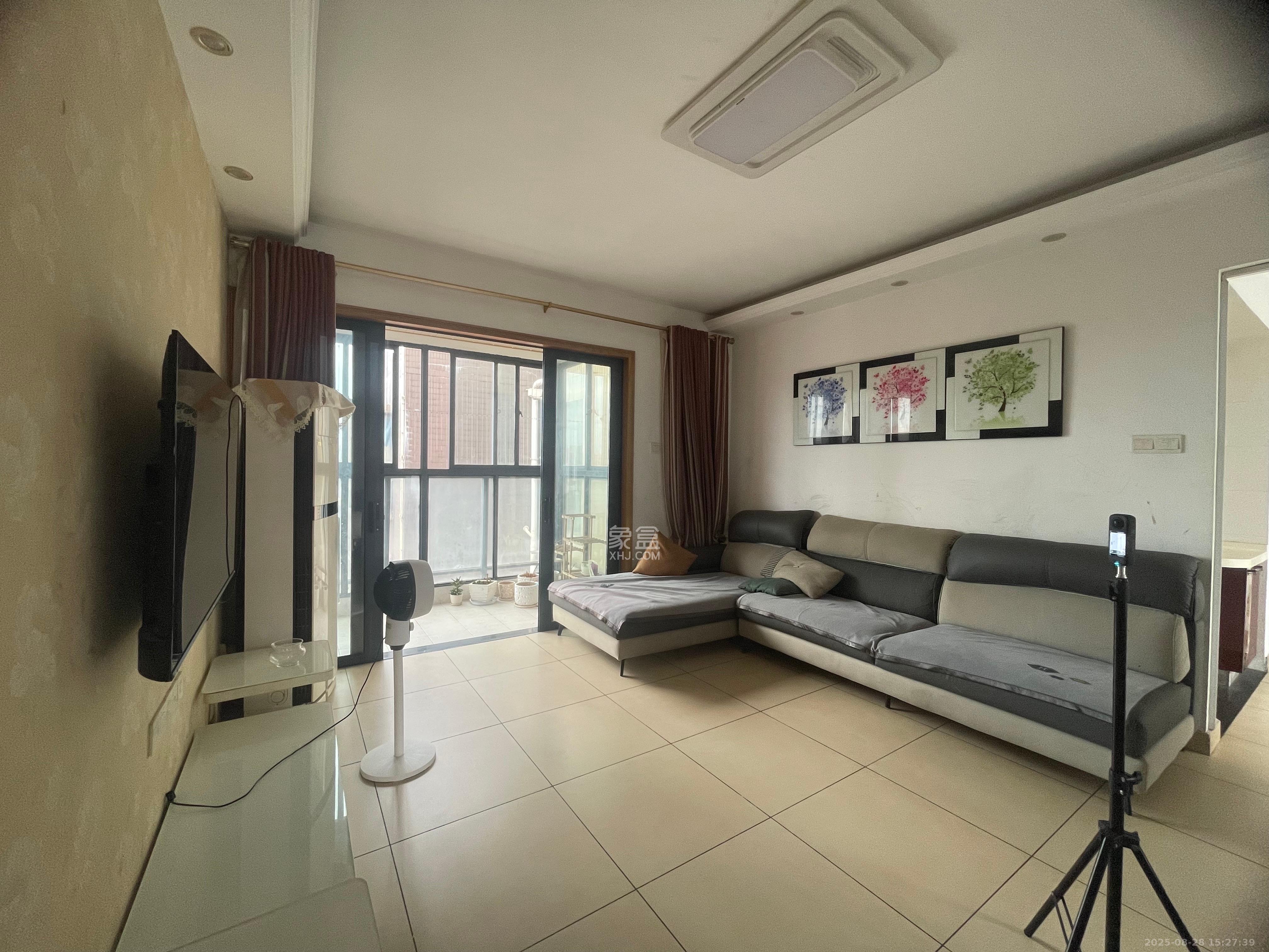 蓝山郡  3室2厅1卫    2000.0元/月 蓝山郡  3室2厅1卫    2000.0元/月