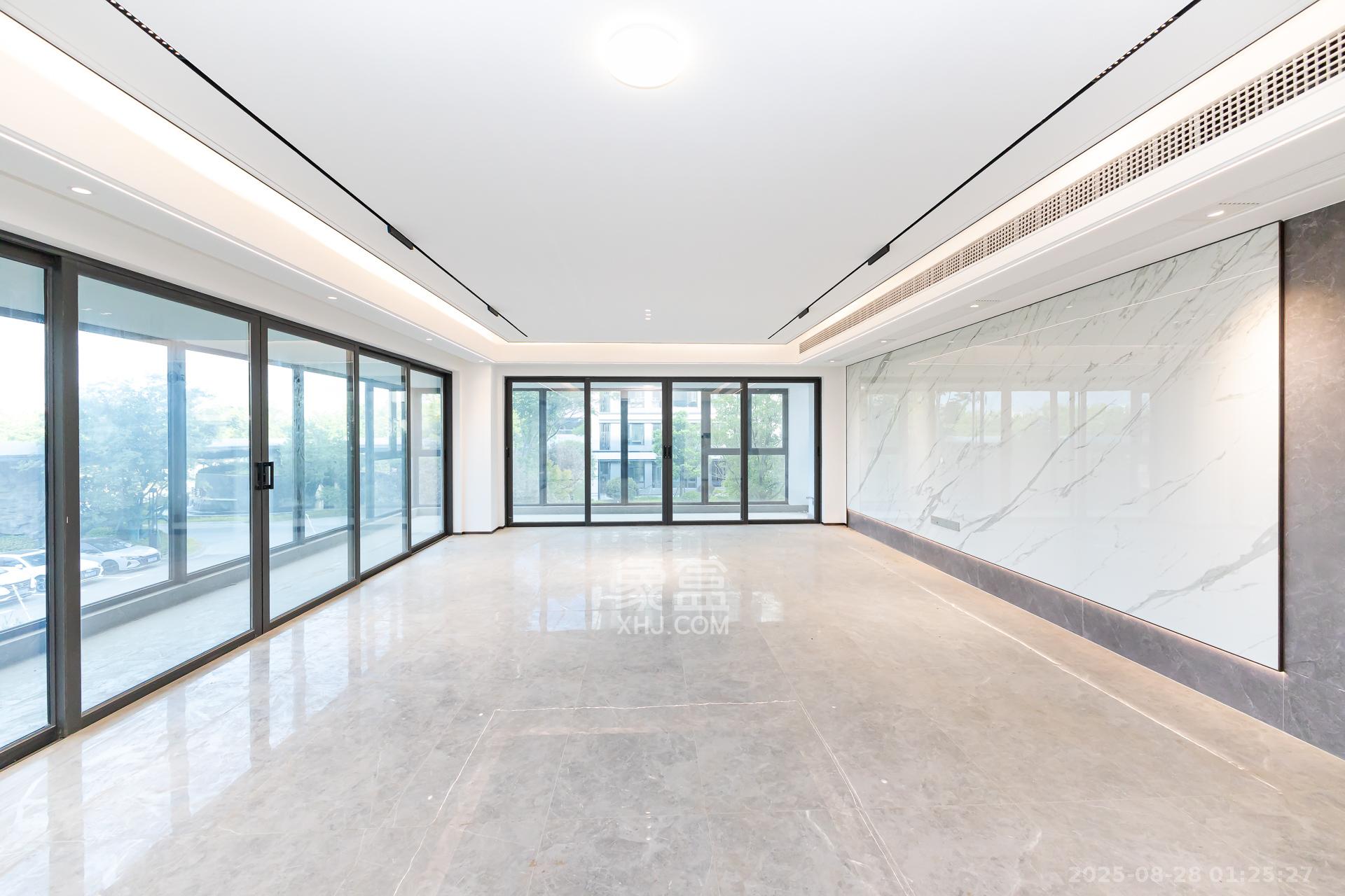 嘉臣道  4室2厅3卫    448.0万 嘉臣道  4室2厅3卫    448.0万客厅