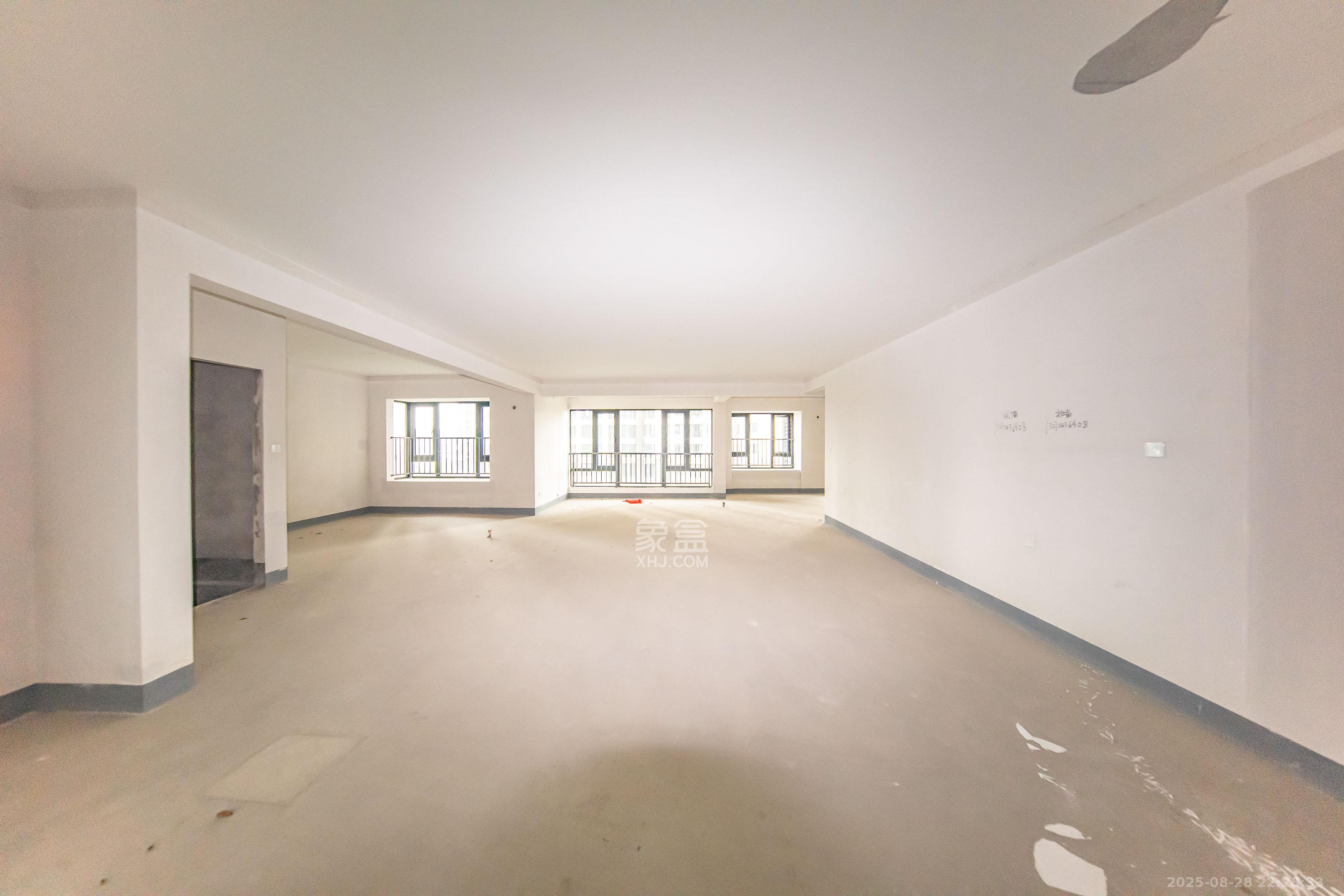 建投象山国际  6室2厅3卫    215.0万 建投象山国际  6室2厅3卫    215.0万客厅