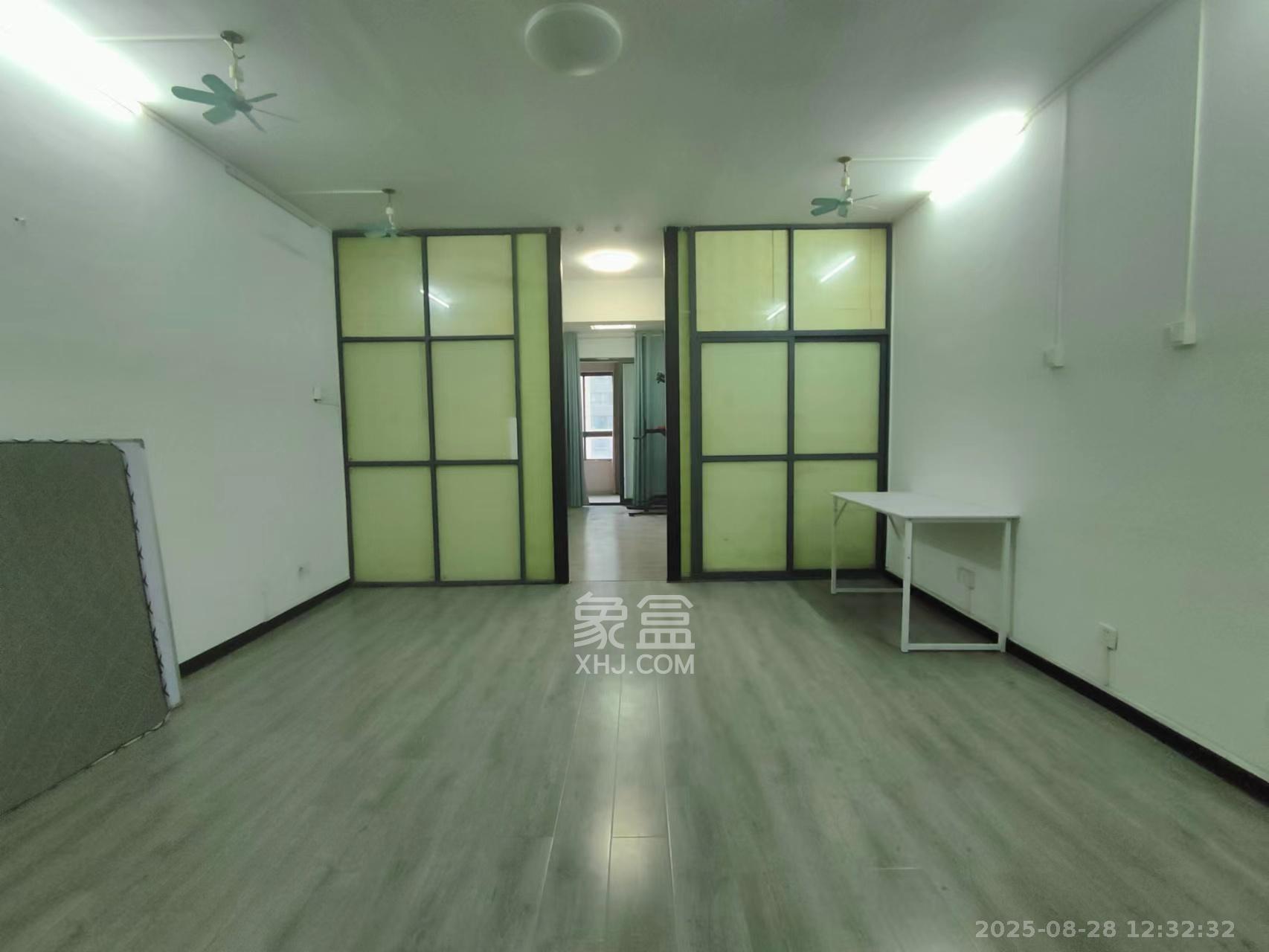 长房时代城  4室2厅2卫   3500.00元/月室内图