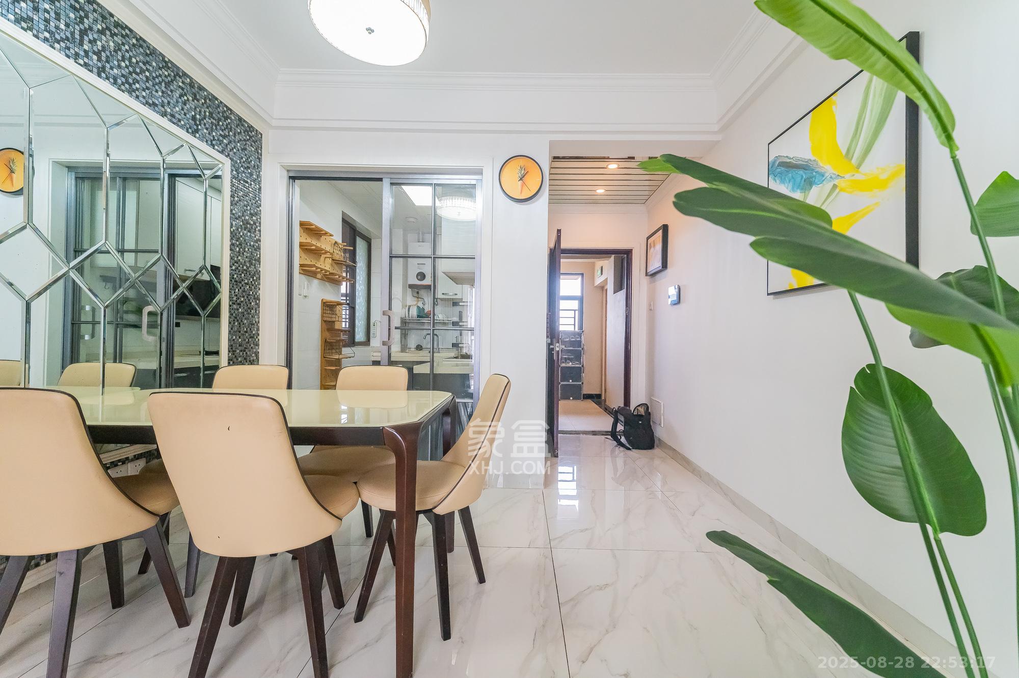 华润置地广场二期  3室2厅1卫   82.80万 华润置地广场二期  3室2厅1卫   82.80万客厅