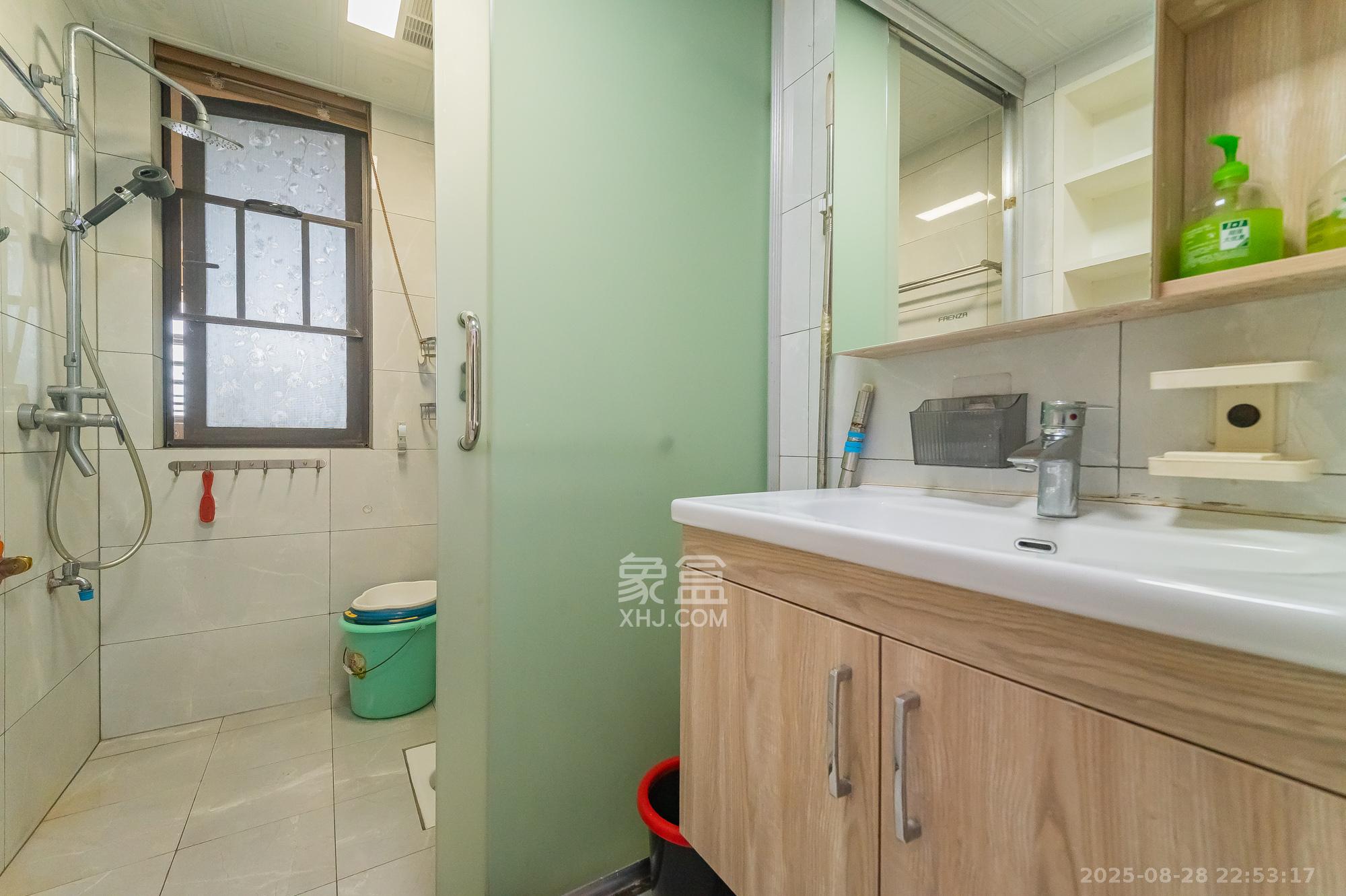 华润置地广场二期  3室2厅1卫   82.80万 华润置地广场二期  3室2厅1卫   82.80万卫生间