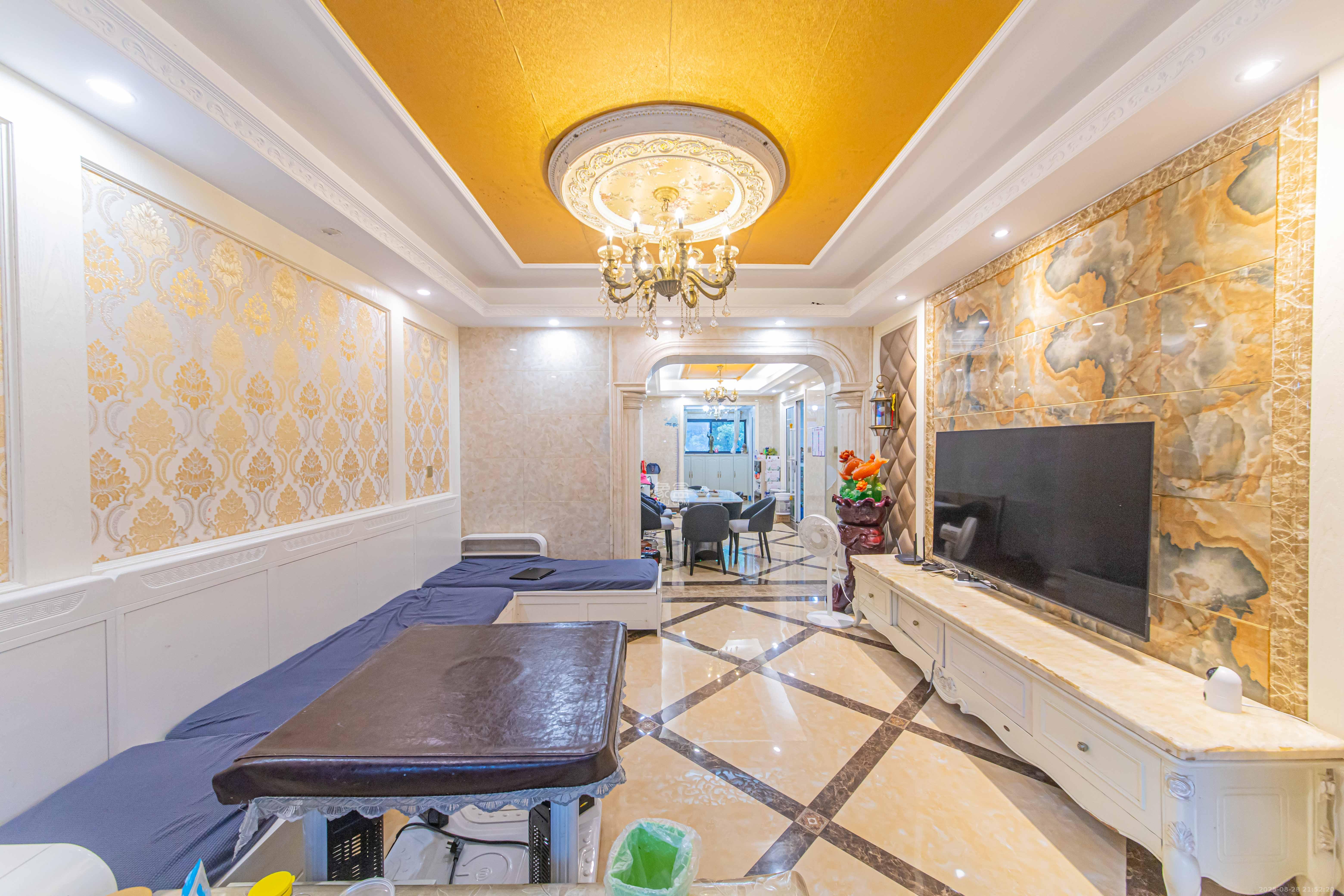 夏威夷碧水春城(碧桂园城市花园)  4室2厅2卫    135.0万 夏威夷碧水春城(碧桂园城市花园)  4室2厅2卫    135.0万客厅