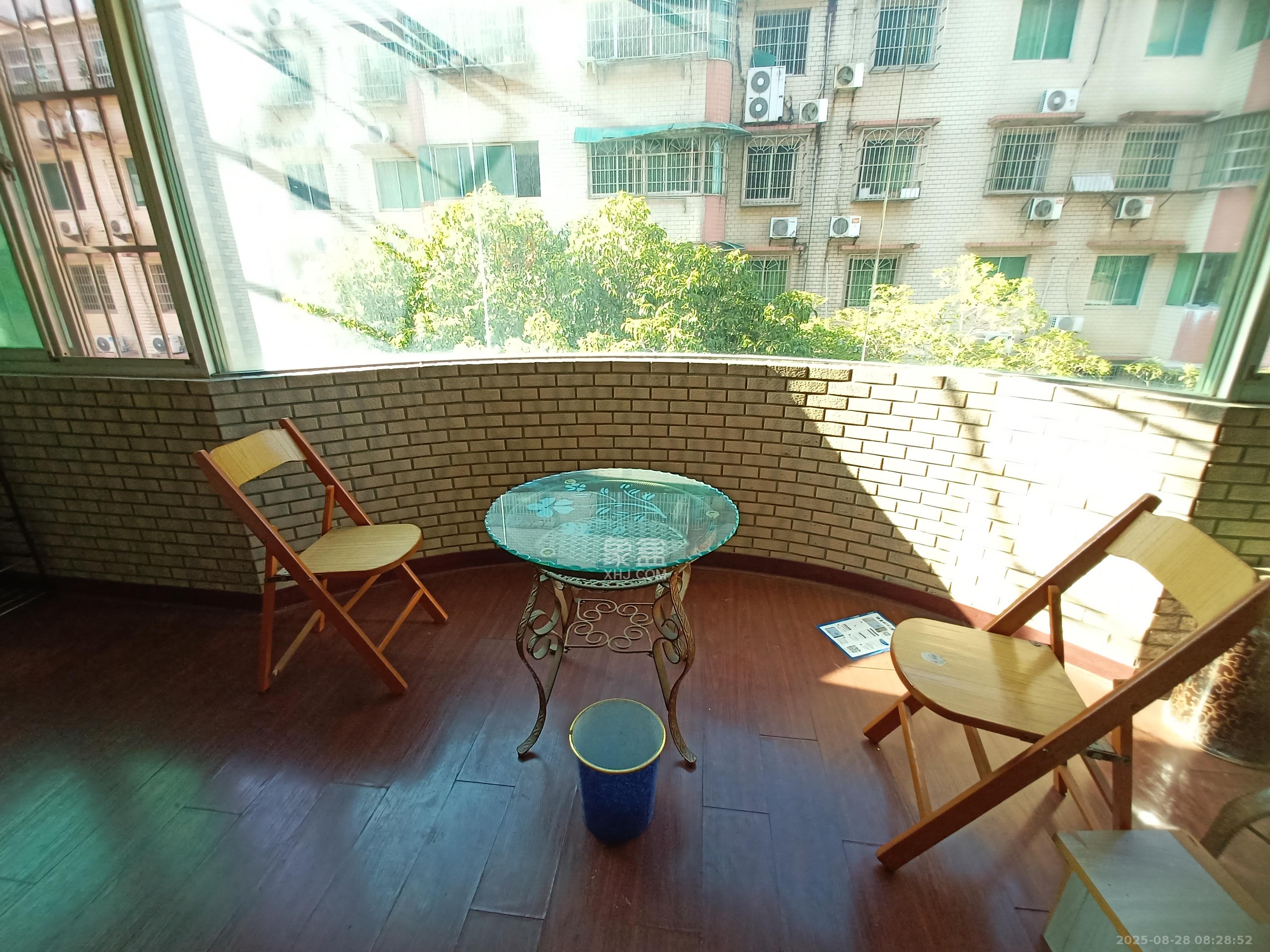 石岭小区A区  3室2厅2卫    2500.0元/月 石岭小区A区  3室2厅2卫    2500.0元/月室内图