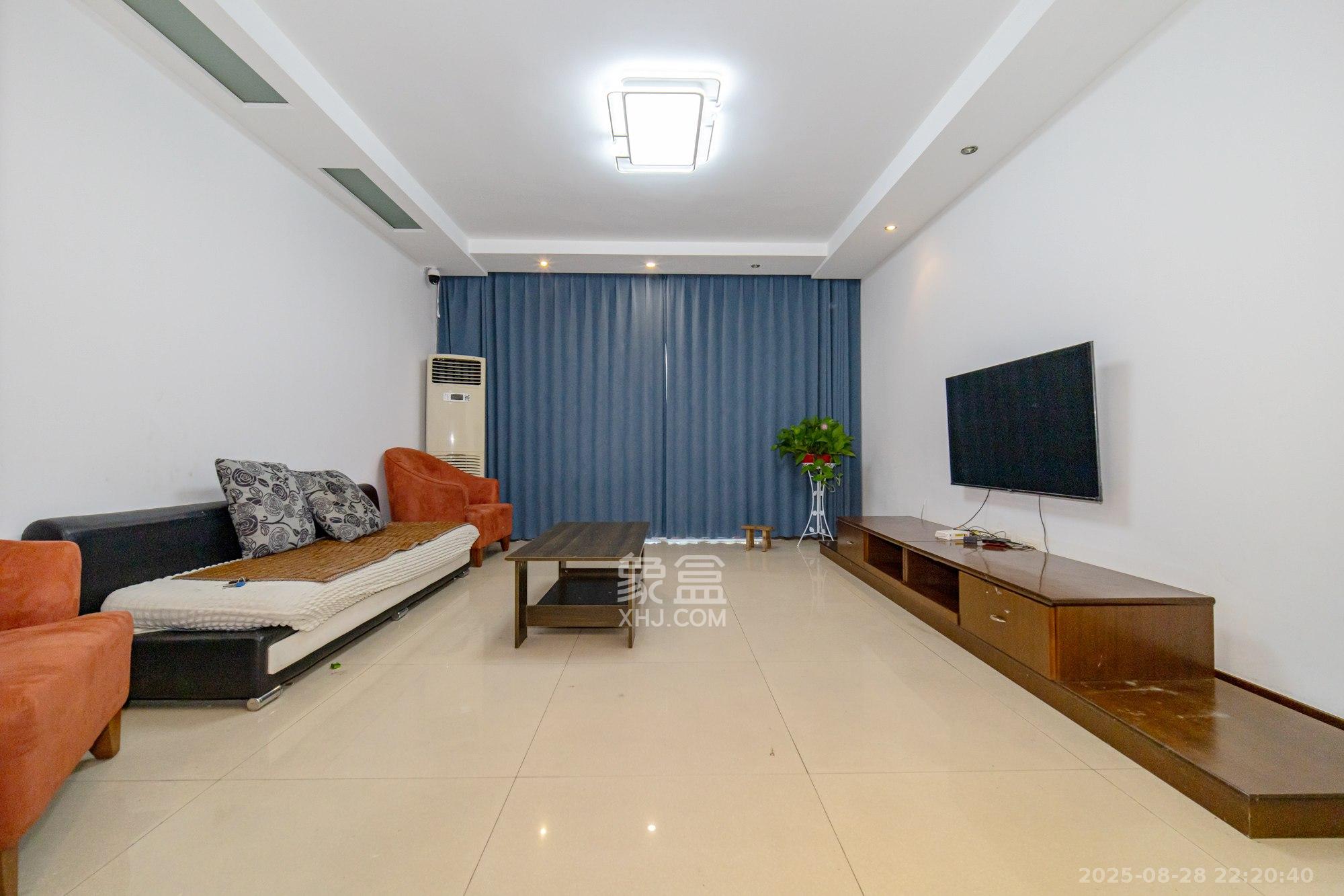 泰格林纸  3室2厅2卫    69.6万 泰格林纸  3室2厅2卫    69.6万客厅