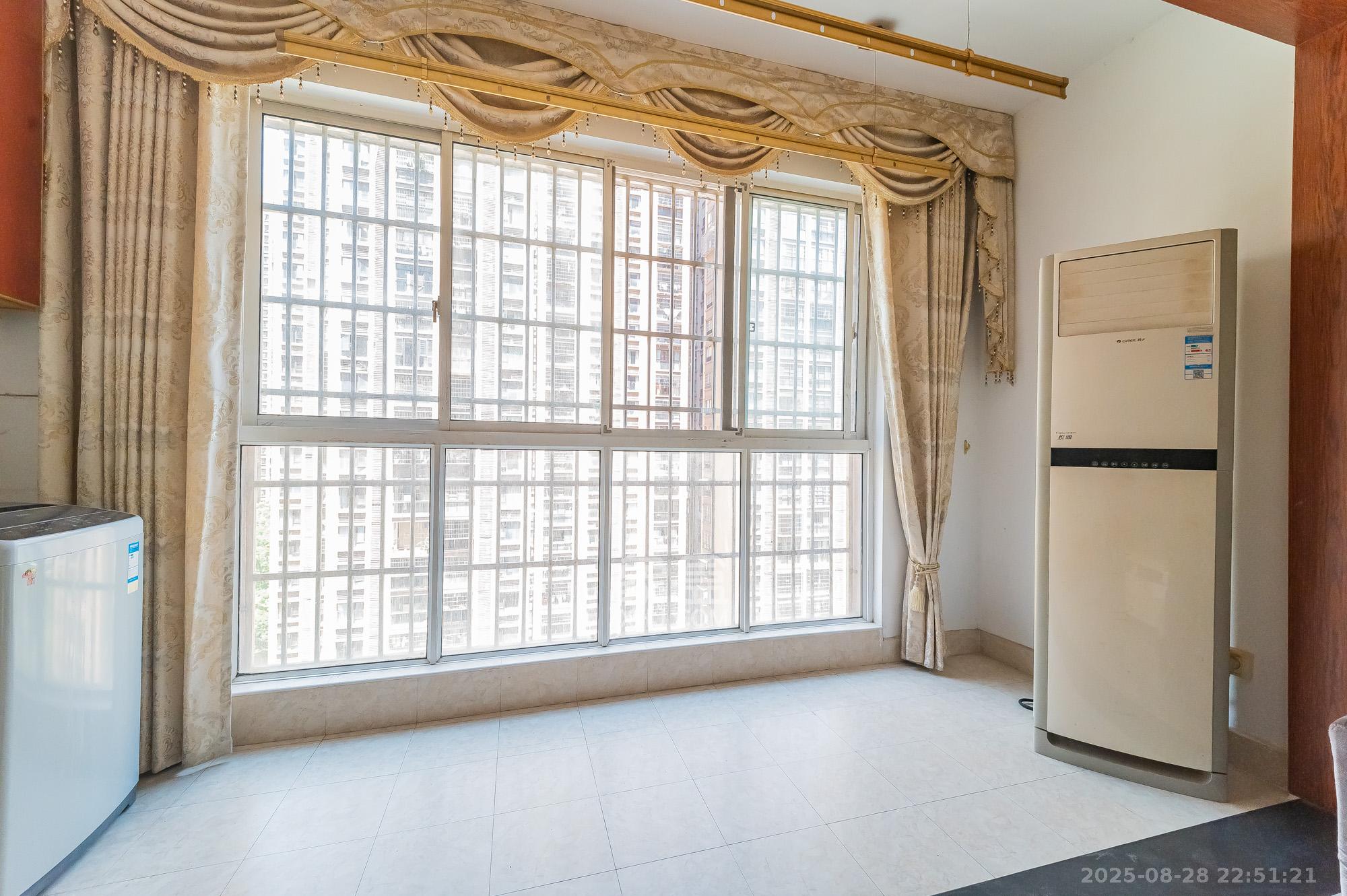 泊林晶城 4室2厅1卫 88.0万 泊林晶城 4室2厅1卫 88.0万阳台