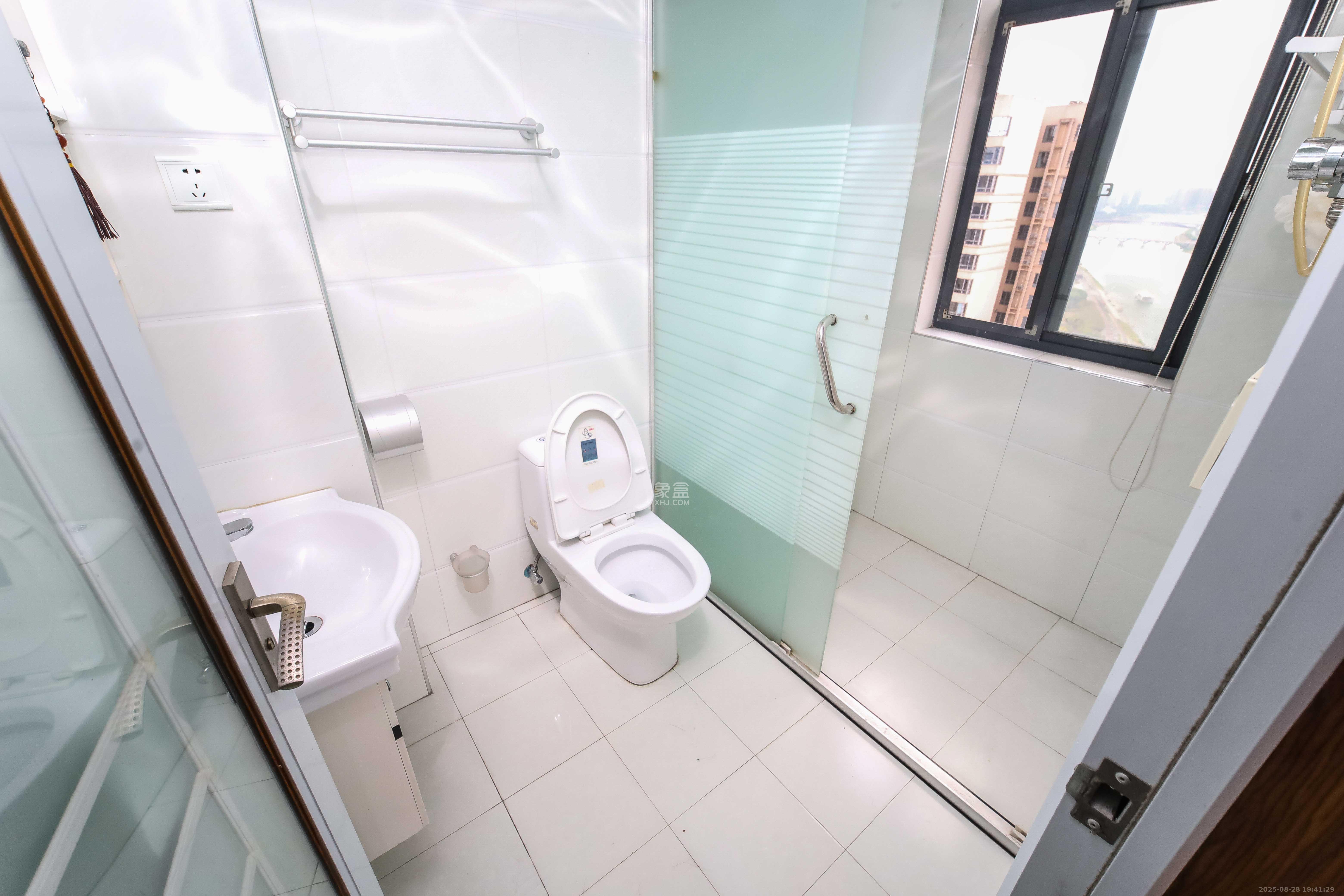 江河双水湾  3室2厅2卫    105.0万卫生间