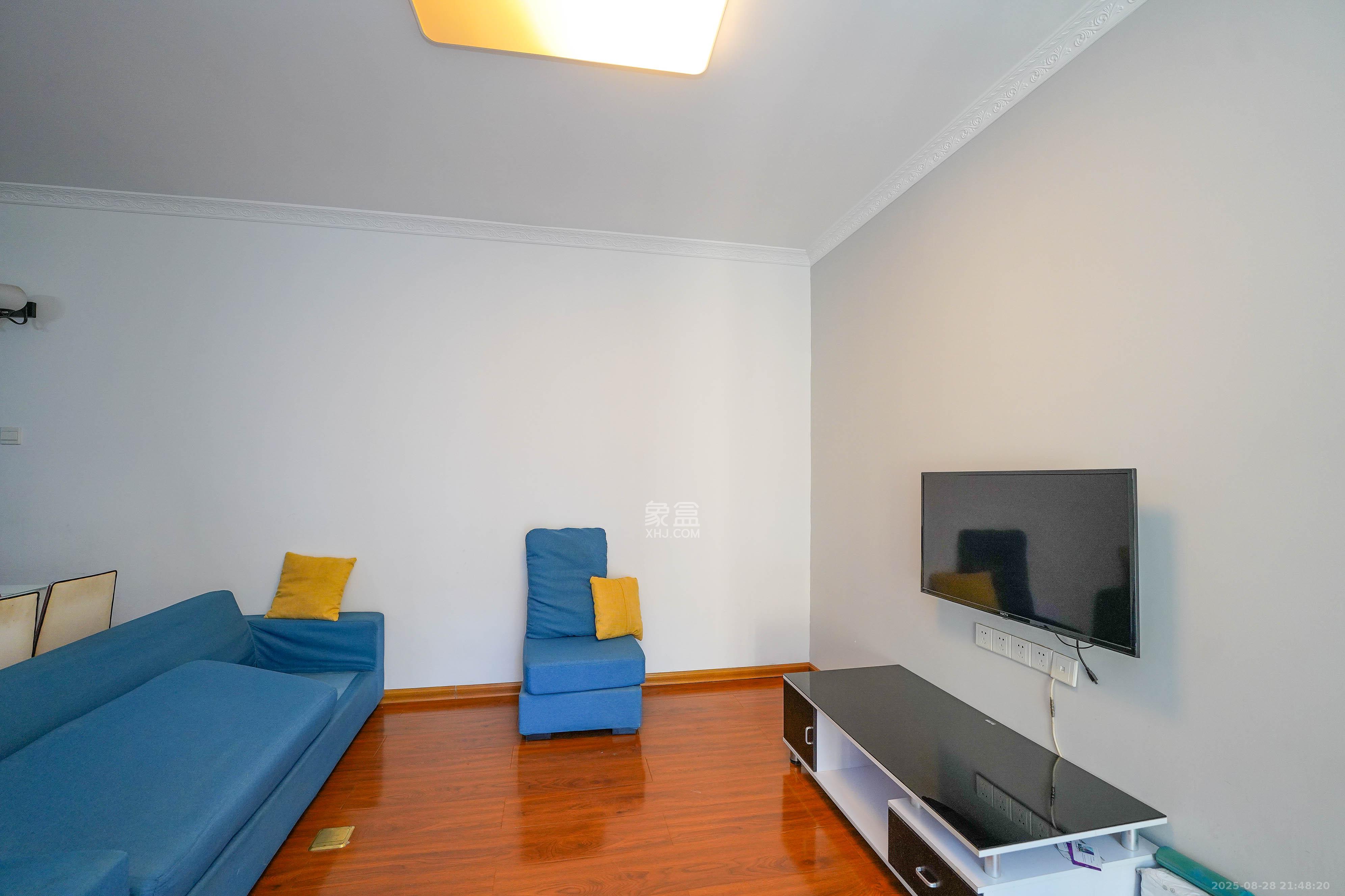 怡海星城  3室2厅1卫    60.0万 怡海星城  3室2厅1卫    60.0万客厅