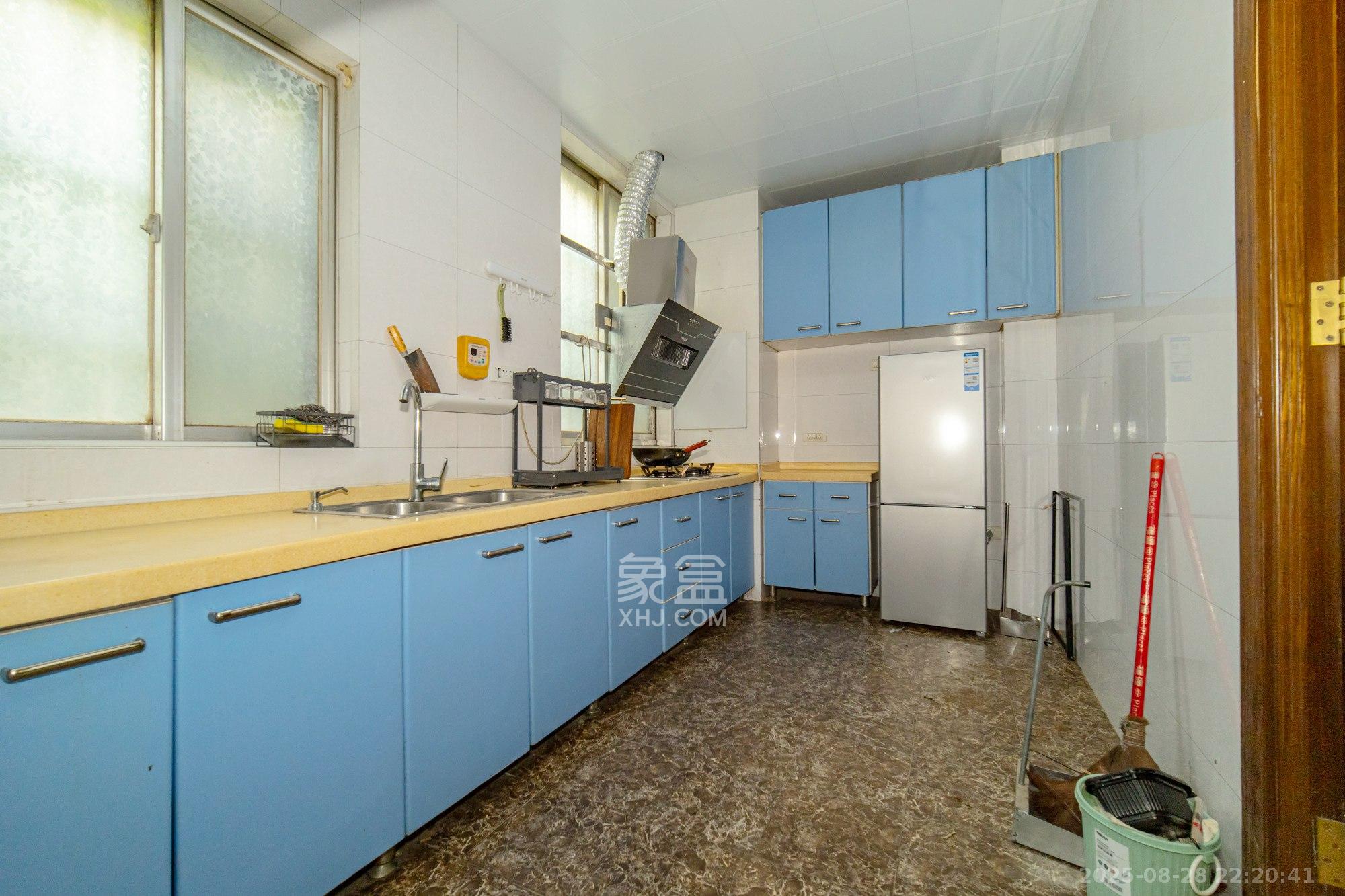 泰格林纸  3室2厅2卫    69.6万 泰格林纸  3室2厅2卫    69.6万厨房