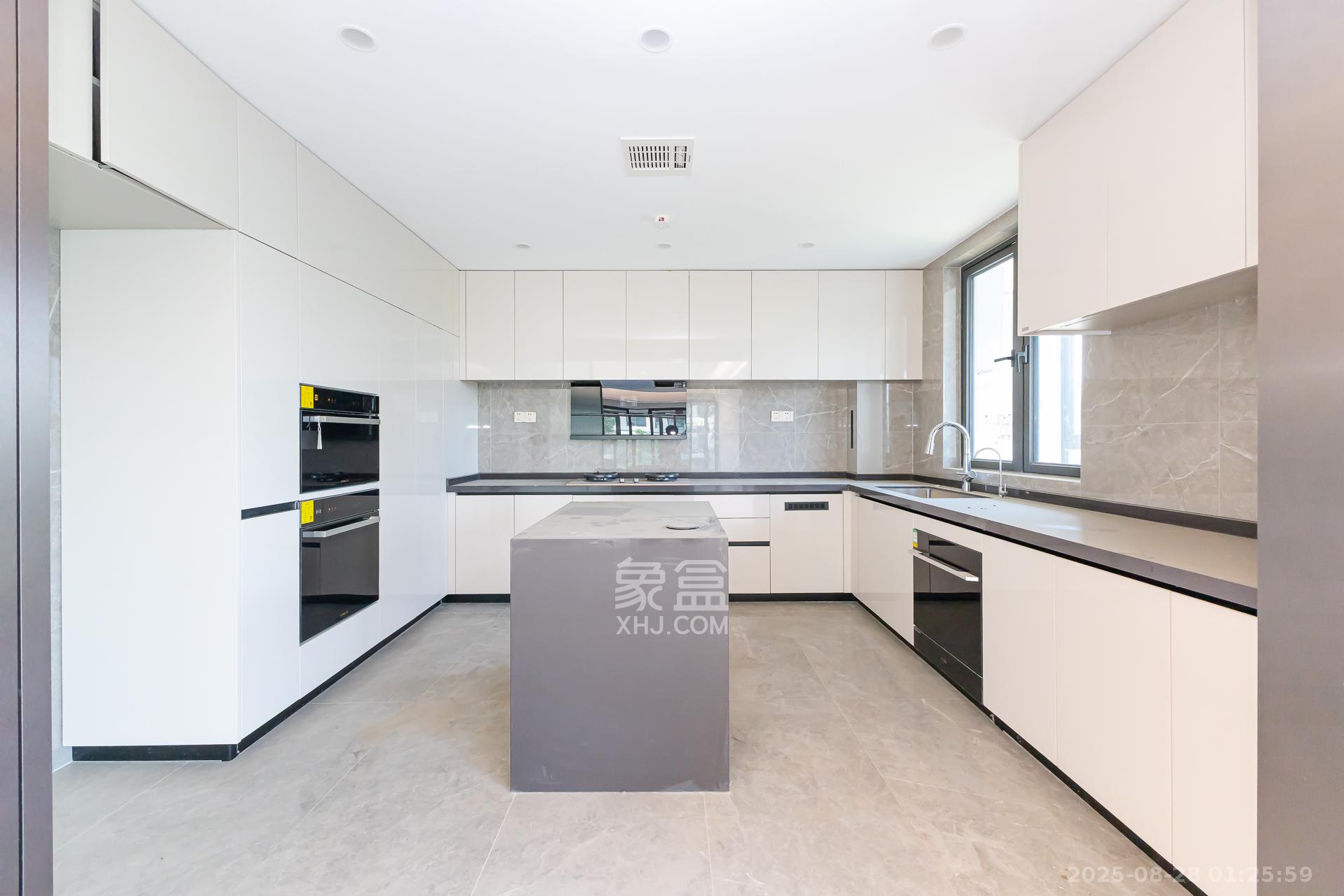 嘉臣道  4室2厅3卫    448.0万 嘉臣道  4室2厅3卫    448.0万厨房