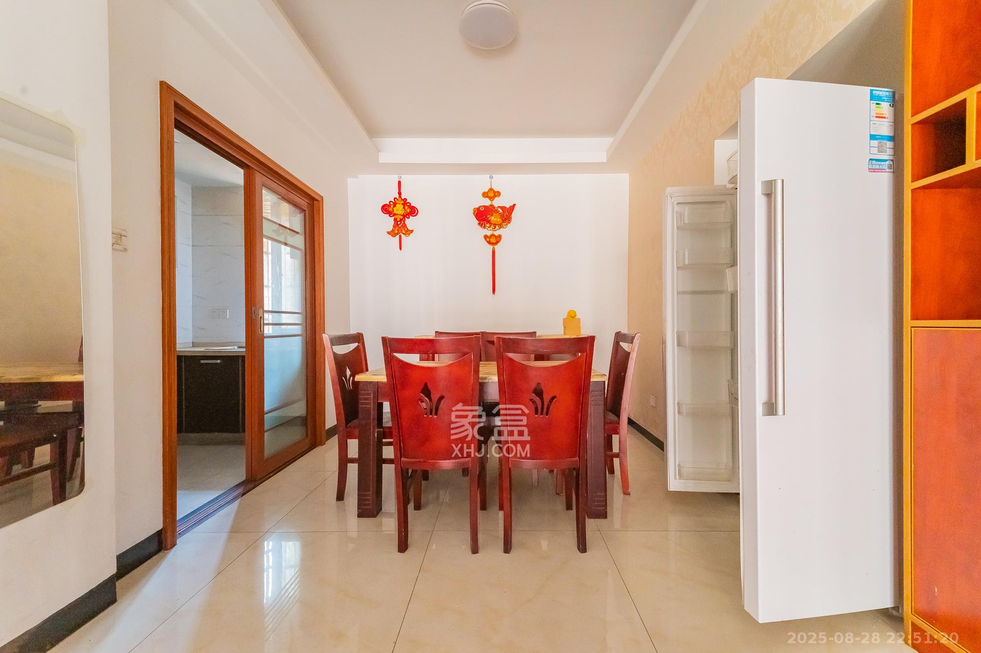 泊林晶城 4室2厅1卫 88.0万 泊林晶城 4室2厅1卫 88.0万客厅