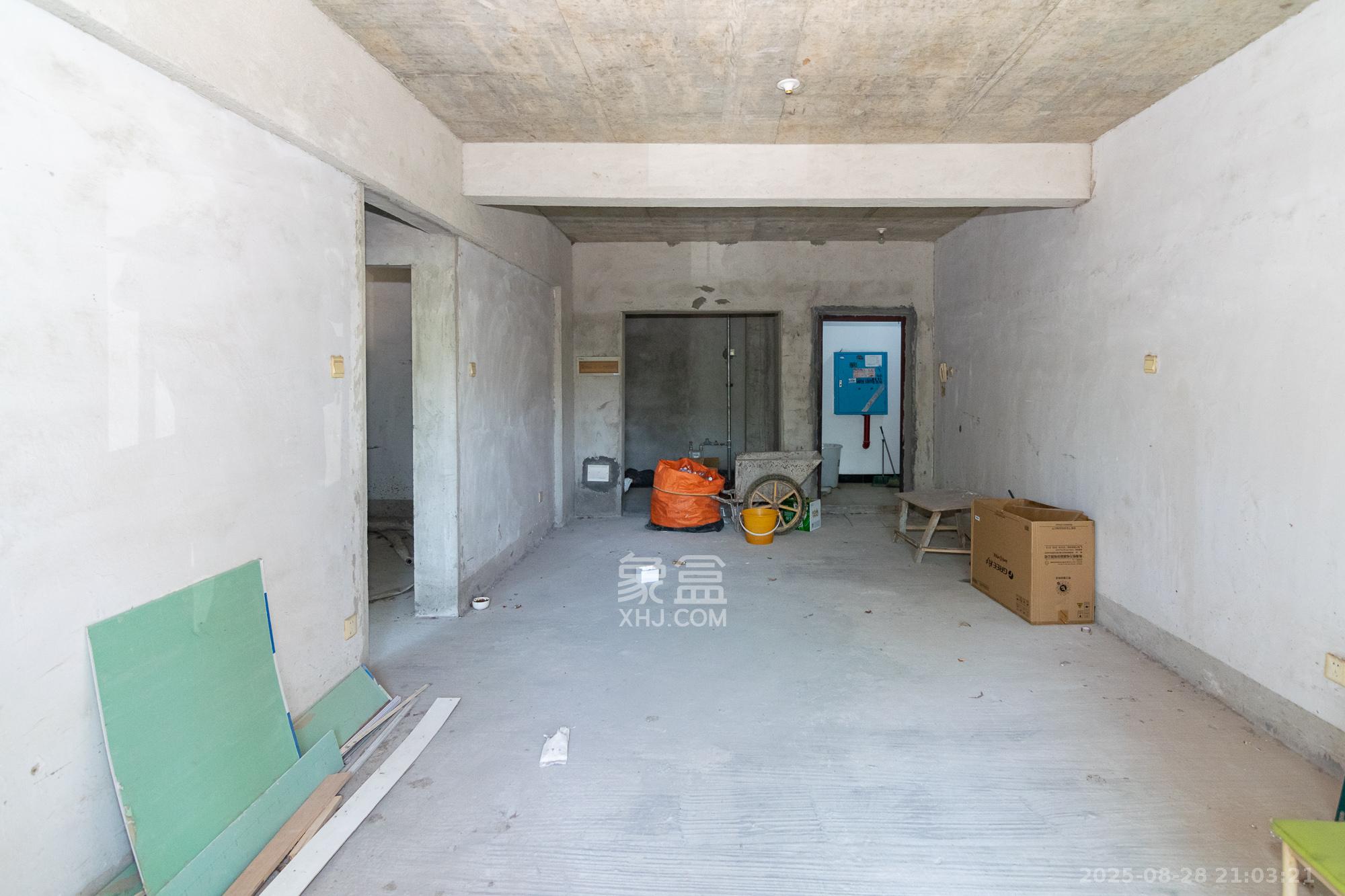 红建滨水铭城  2室2厅1卫    42.0万 红建滨水铭城  2室2厅1卫    42.0万客厅