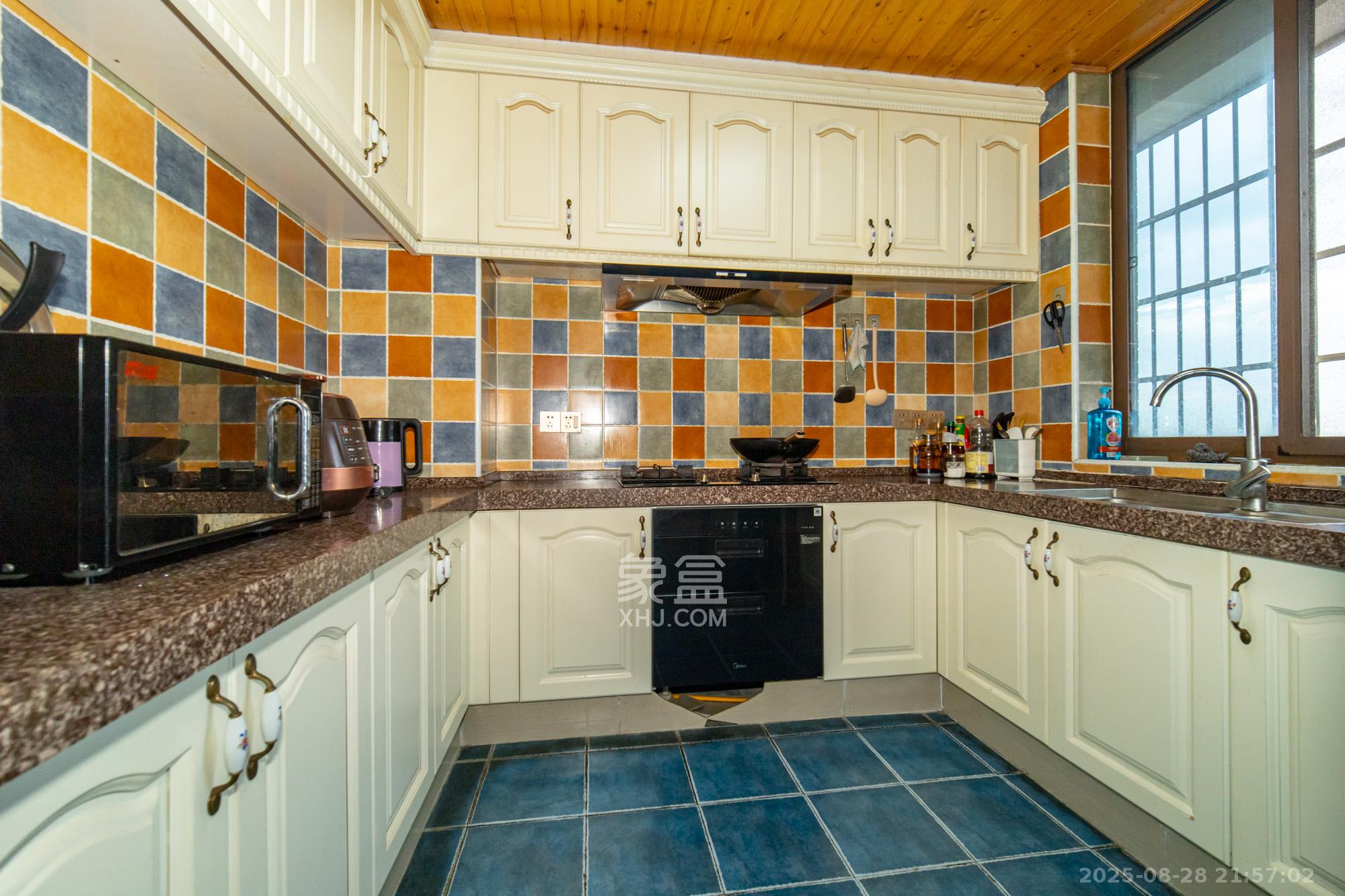 湖湾世景  5室2厅2卫    129.0万厨房