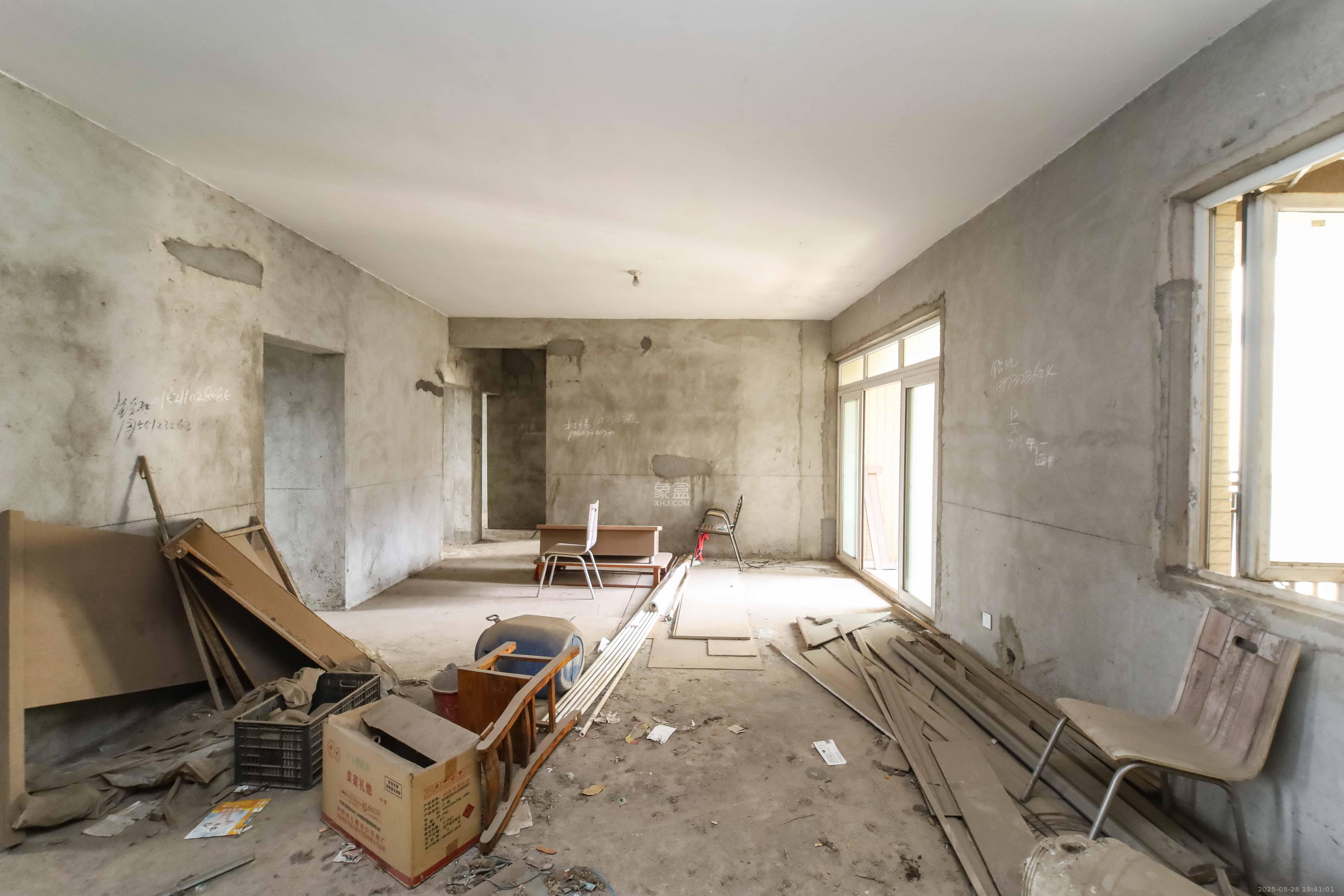 泊爱蓝湾  4室2厅2卫    125.0万 泊爱蓝湾  4室2厅2卫    125.0万客厅