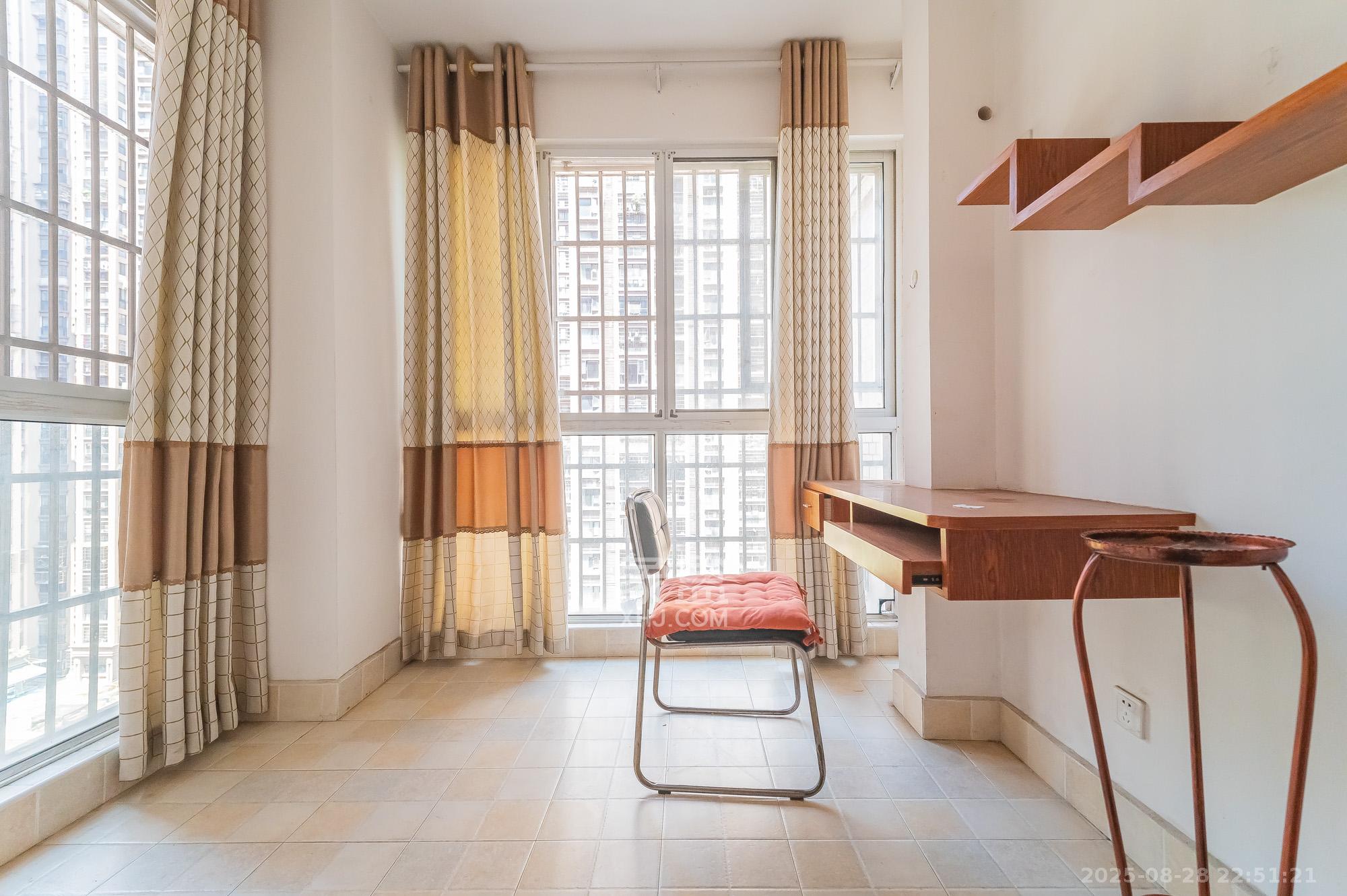 泊林晶城 4室2厅1卫 88.0万 泊林晶城 4室2厅1卫 88.0万卧室