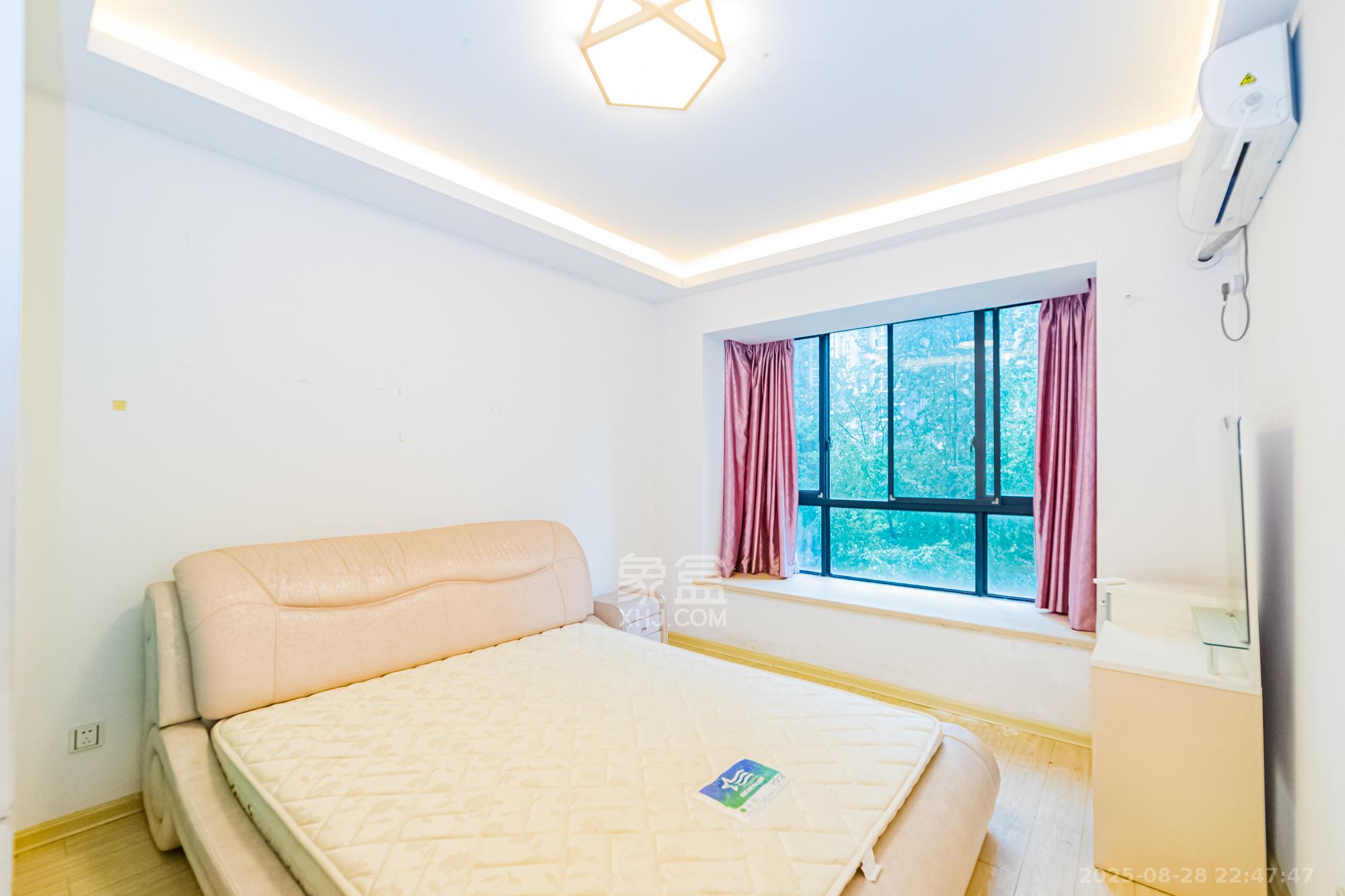 湘江世纪城鸿江苑  3室2厅2卫    99.0万卧室