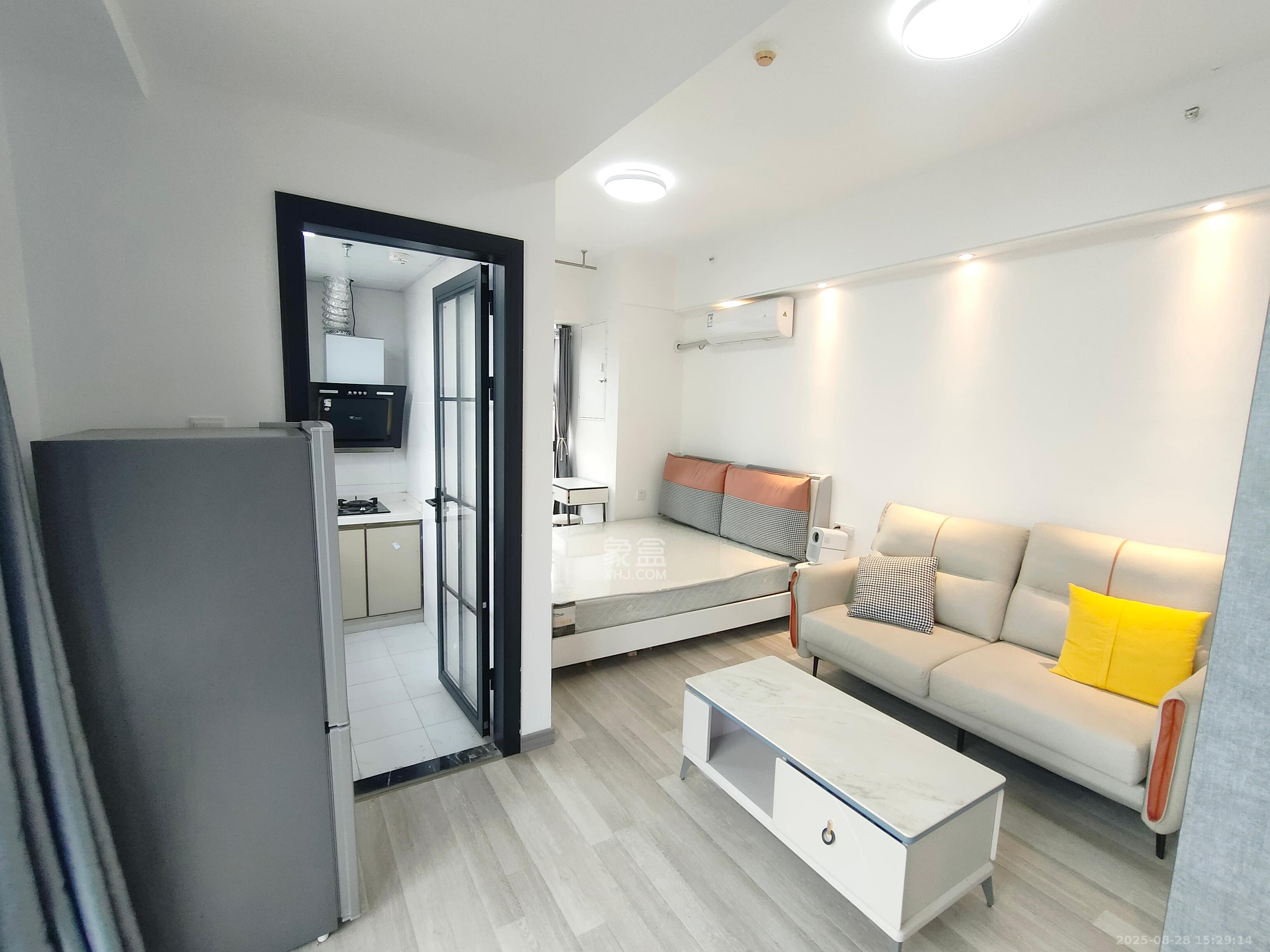 第六都(陆都小区)  1室1厅1卫    1500.0元/月 第六都(陆都小区)  1室1厅1卫    1500.0元/月