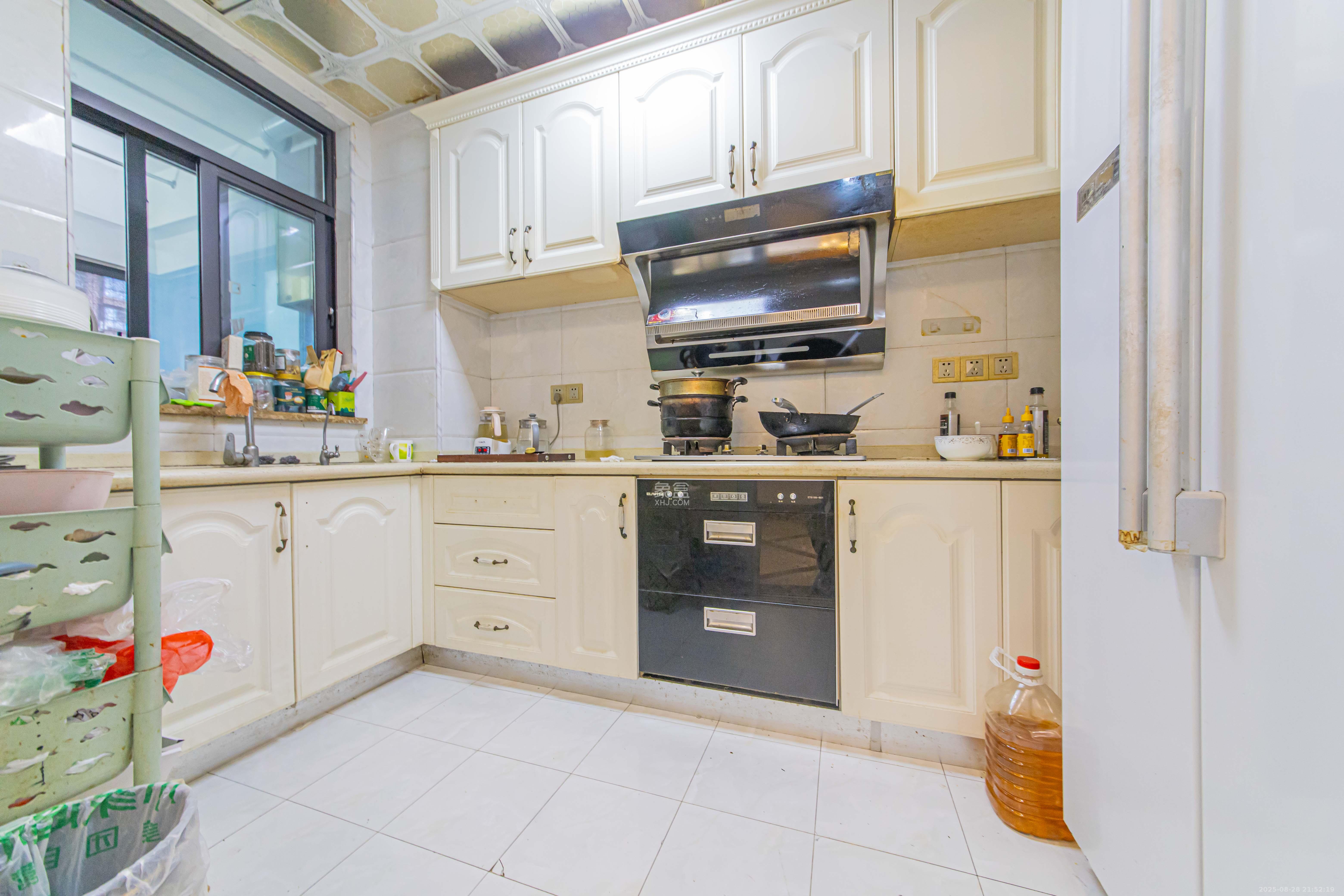 夏威夷碧水春城(碧桂园城市花园)  4室2厅2卫    135.0万 夏威夷碧水春城(碧桂园城市花园)  4室2厅2卫    135.0万厨房