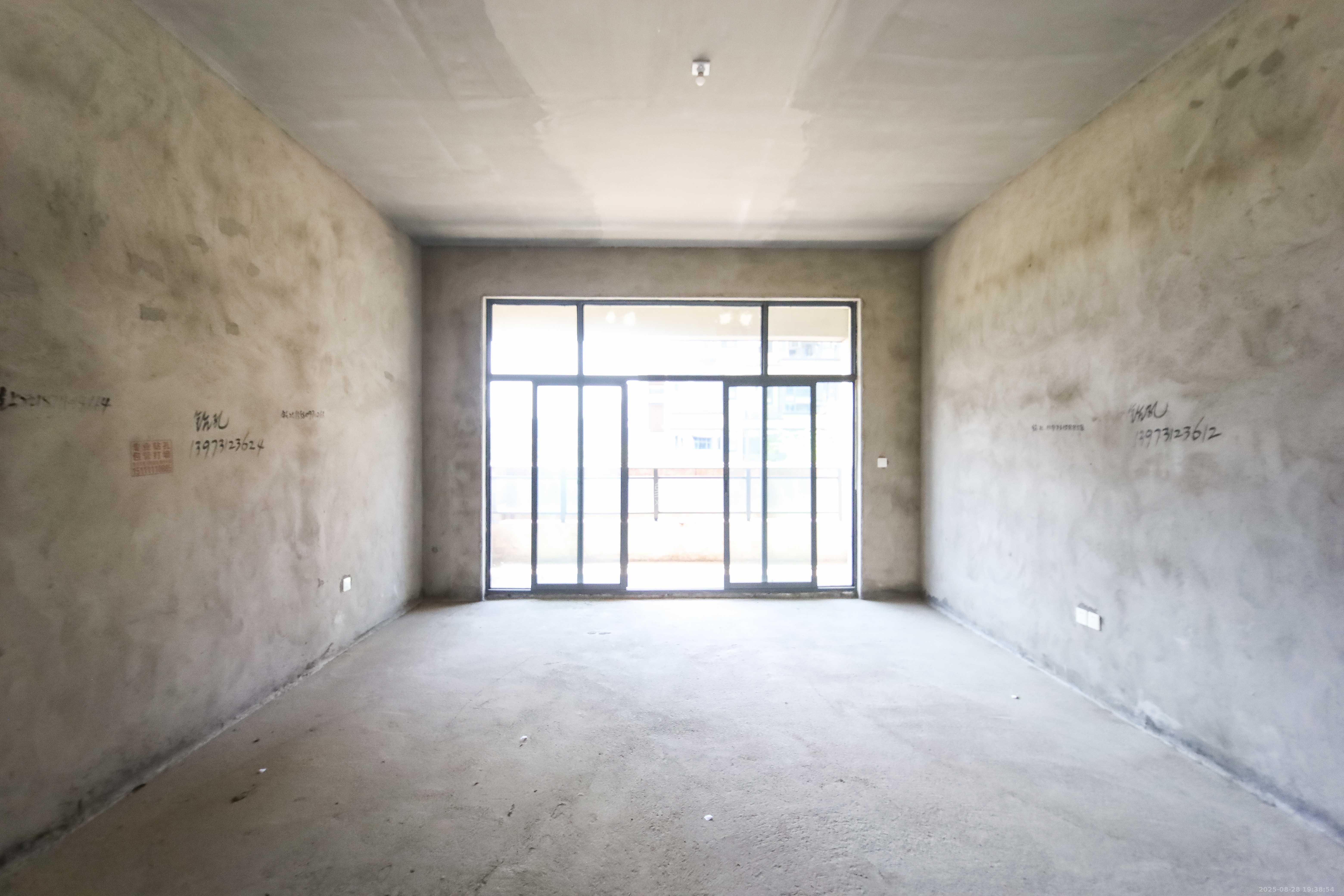 宝能公馆(美联天骄城五期)  4室2厅3卫    295.0万 宝能公馆(美联天骄城五期)  4室2厅3卫    295.0万客厅